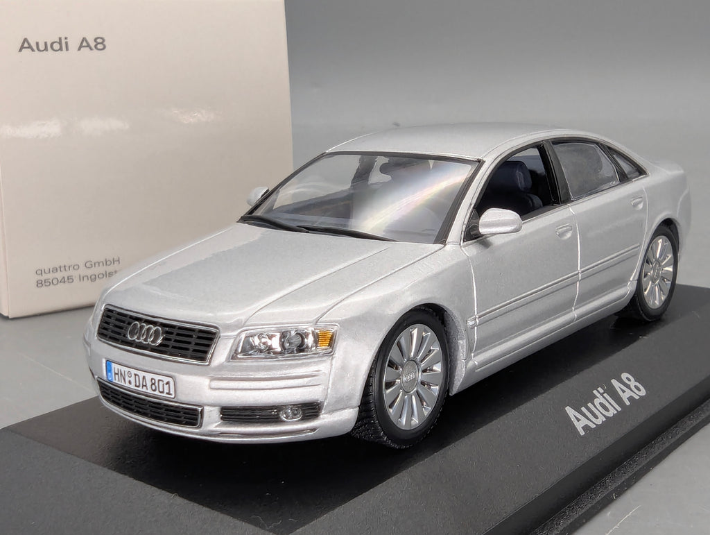 Modellautos 1:43 Minichamps Audi A8 Silber mit Dealer OVP