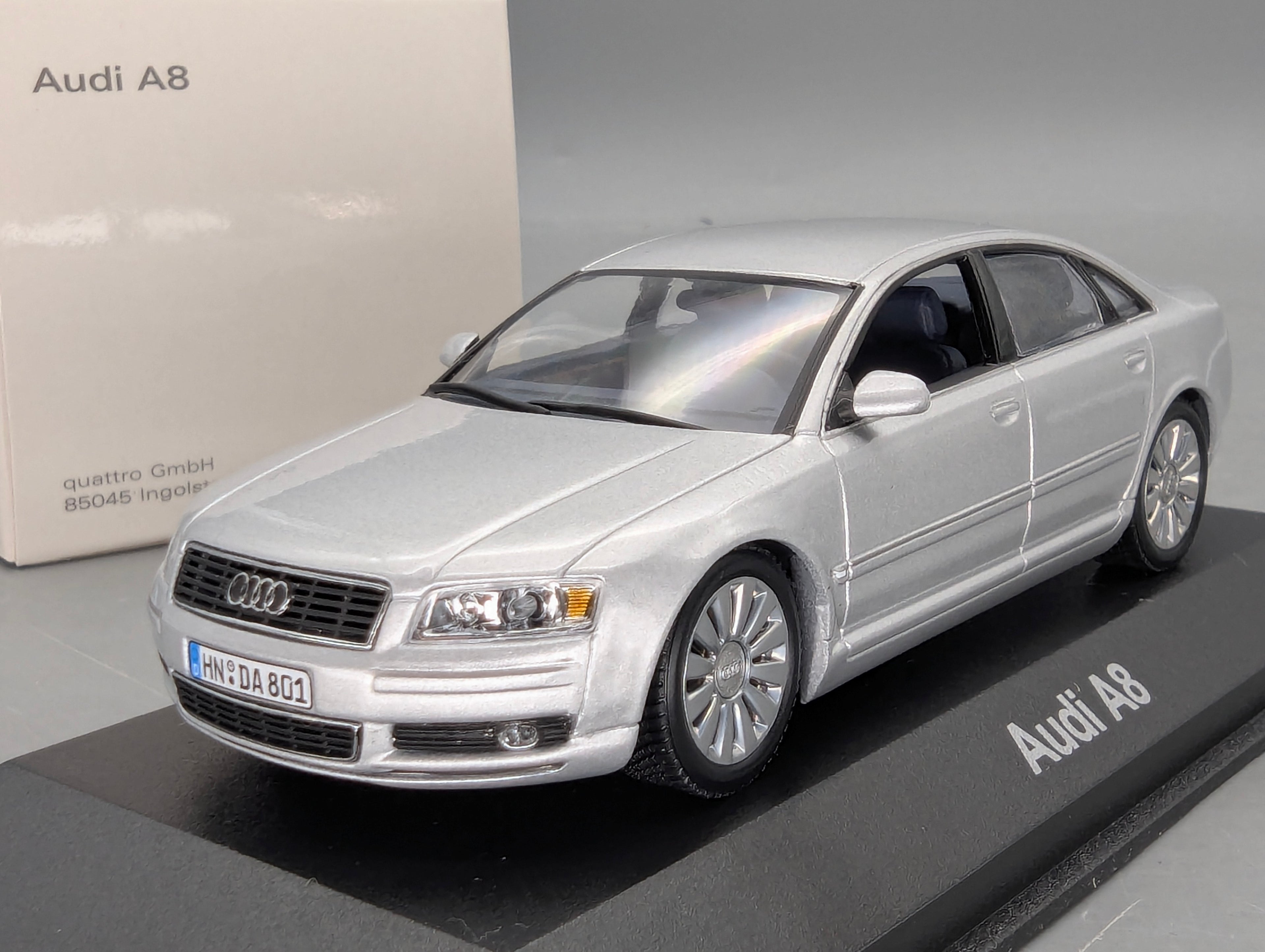 Modellautos 1:43 Minichamps Audi A8 Silber mit Dealer OVP