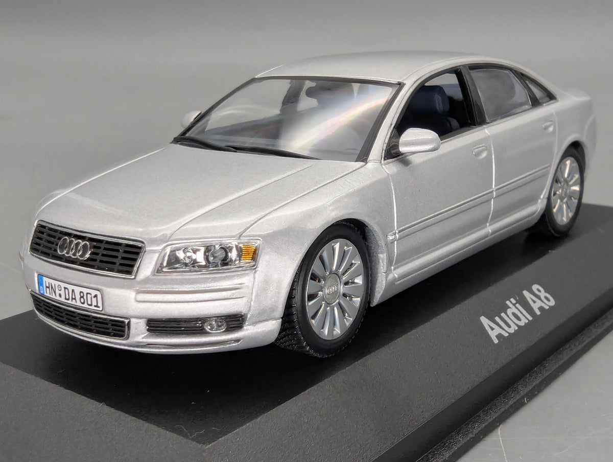Modellautos 1:43 Minichamps Audi A8 Silber mit Dealer OVP