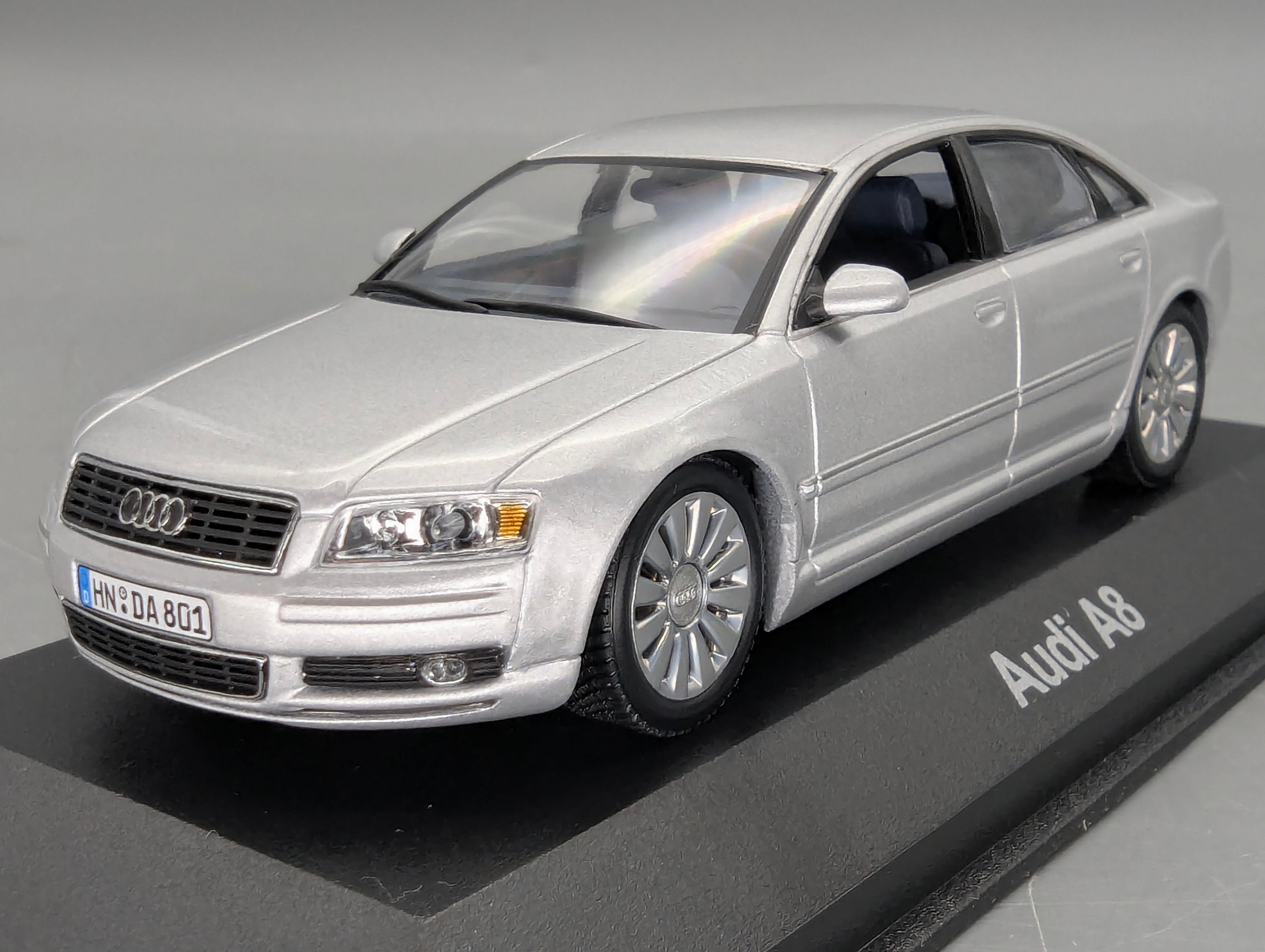 Modellautos 1:43 Minichamps Audi A8 Silber mit Dealer OVP