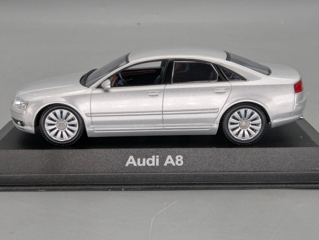 Modellautos 1:43 Minichamps Audi A8 Silber mit Dealer OVP