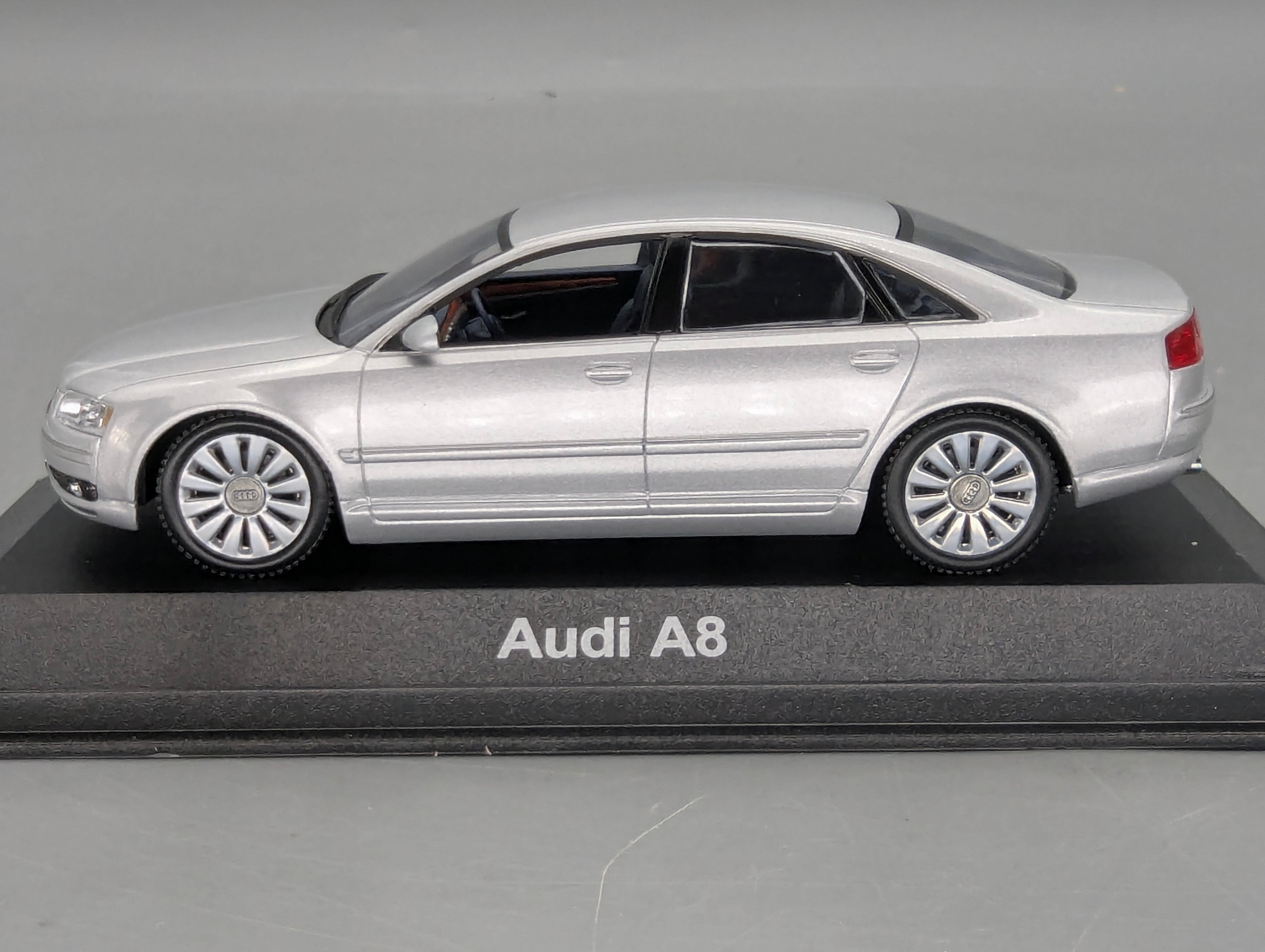 Modellautos 1:43 Minichamps Audi A8 Silber mit Dealer OVP