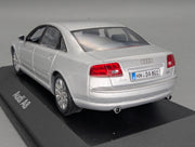 Modellautos 1:43 Minichamps Audi A8 Silber mit Dealer OVP