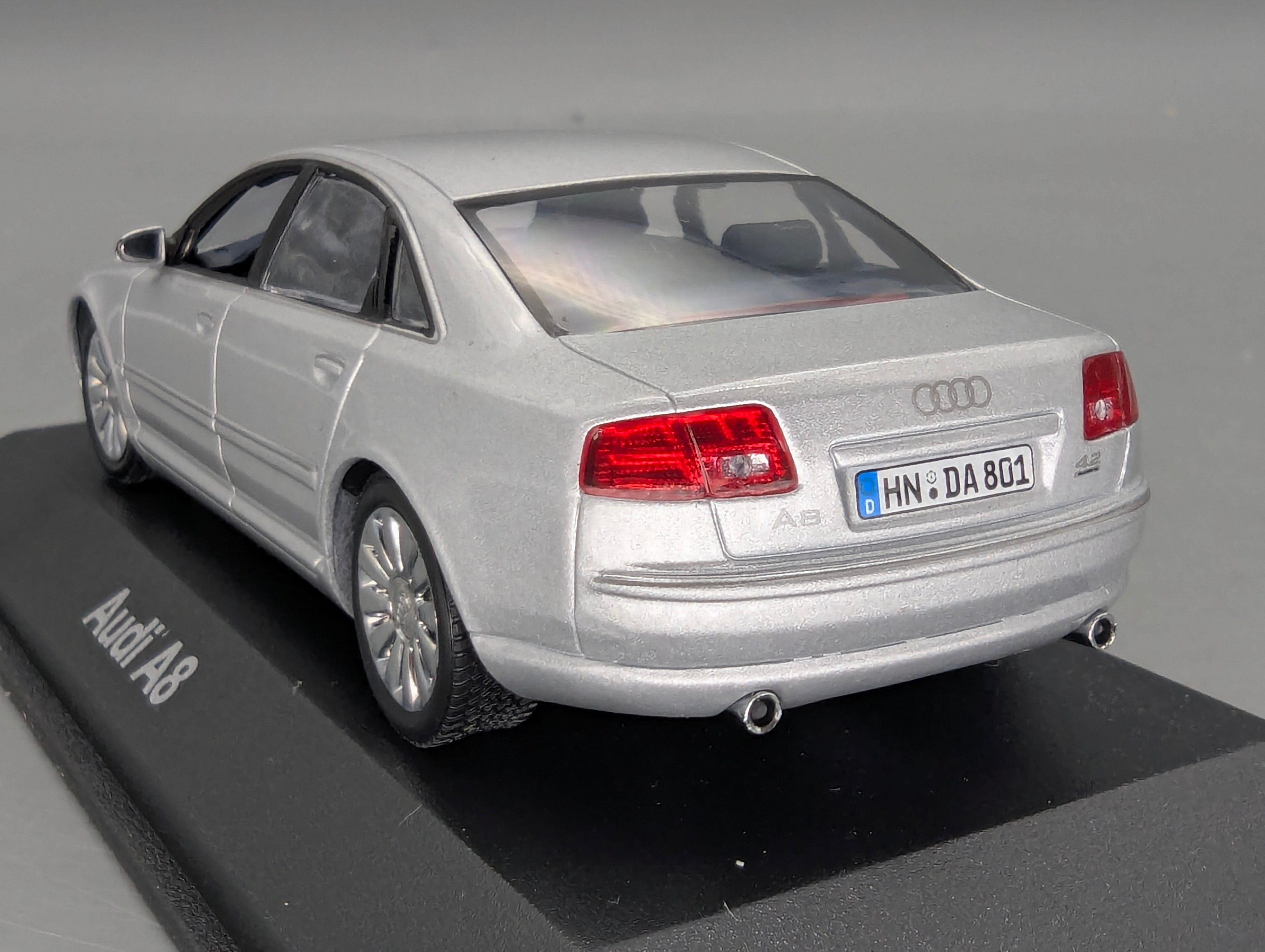 Modellautos 1:43 Minichamps Audi A8 Silber mit Dealer OVP