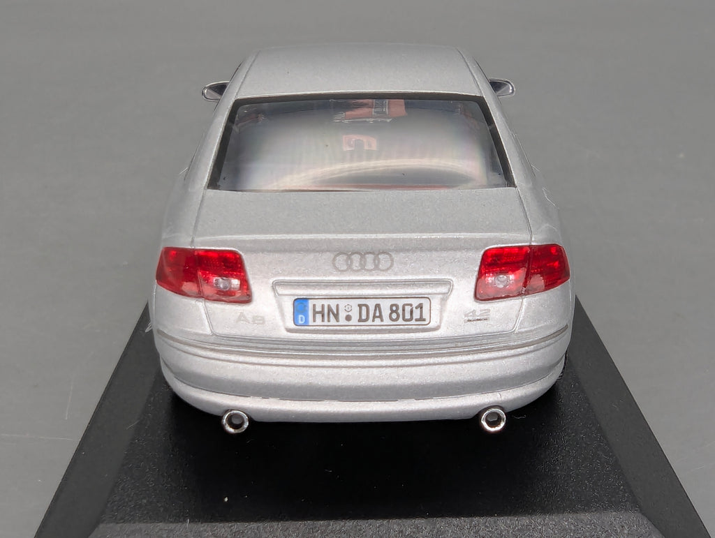 Modellautos 1:43 Minichamps Audi A8 Silber mit Dealer OVP