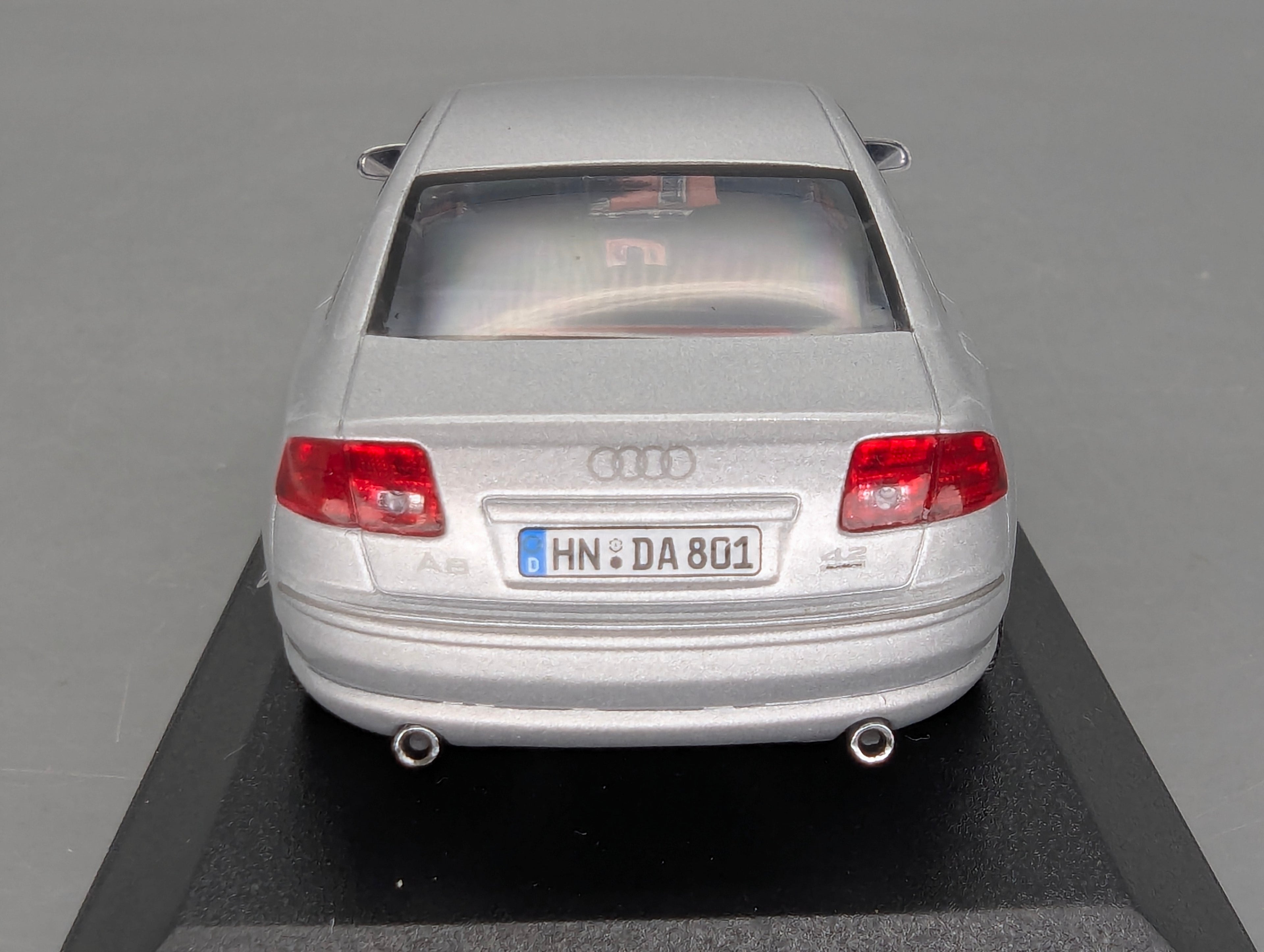 Modellautos 1:43 Minichamps Audi A8 Silber mit Dealer OVP