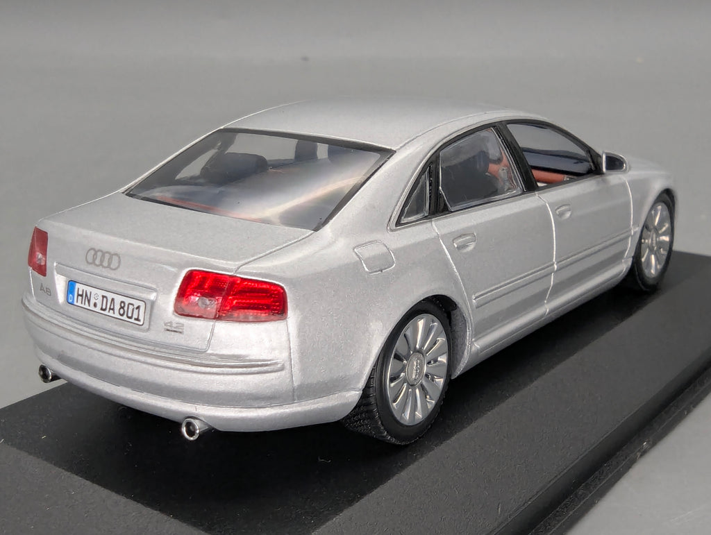 Modellautos 1:43 Minichamps Audi A8 Silber mit Dealer OVP