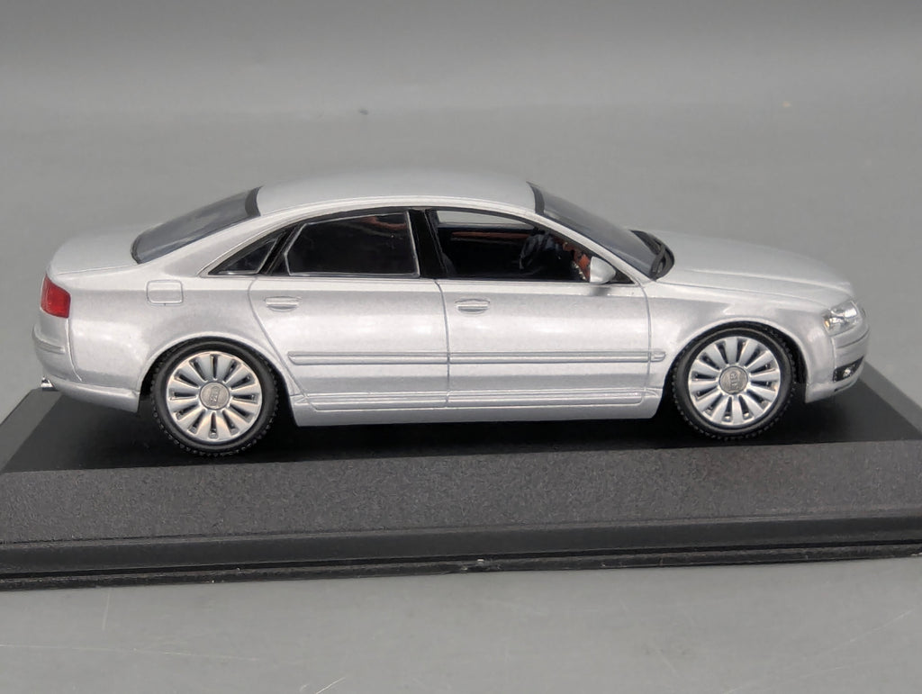 Modellautos 1:43 Minichamps Audi A8 Silber mit Dealer OVP