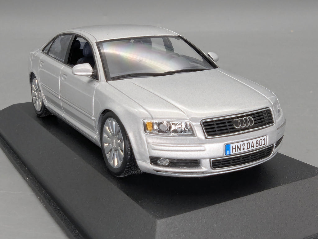 Modellautos 1:43 Minichamps Audi A8 Silber mit Dealer OVP