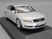 Modellautos 1:43 Minichamps Audi A8 Silber mit Dealer OVP
