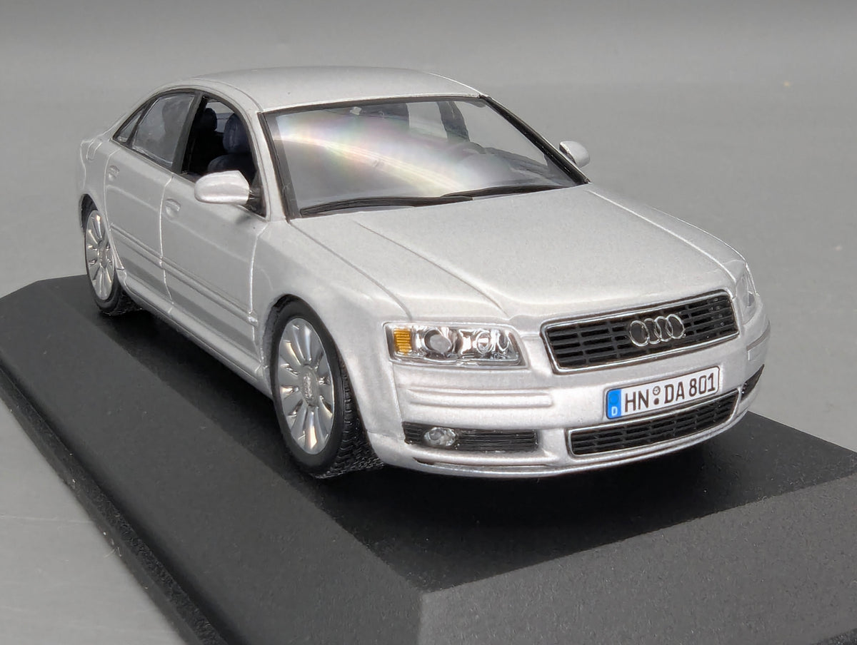 Modellautos 1:43 Minichamps Audi A8 Silber mit Dealer OVP