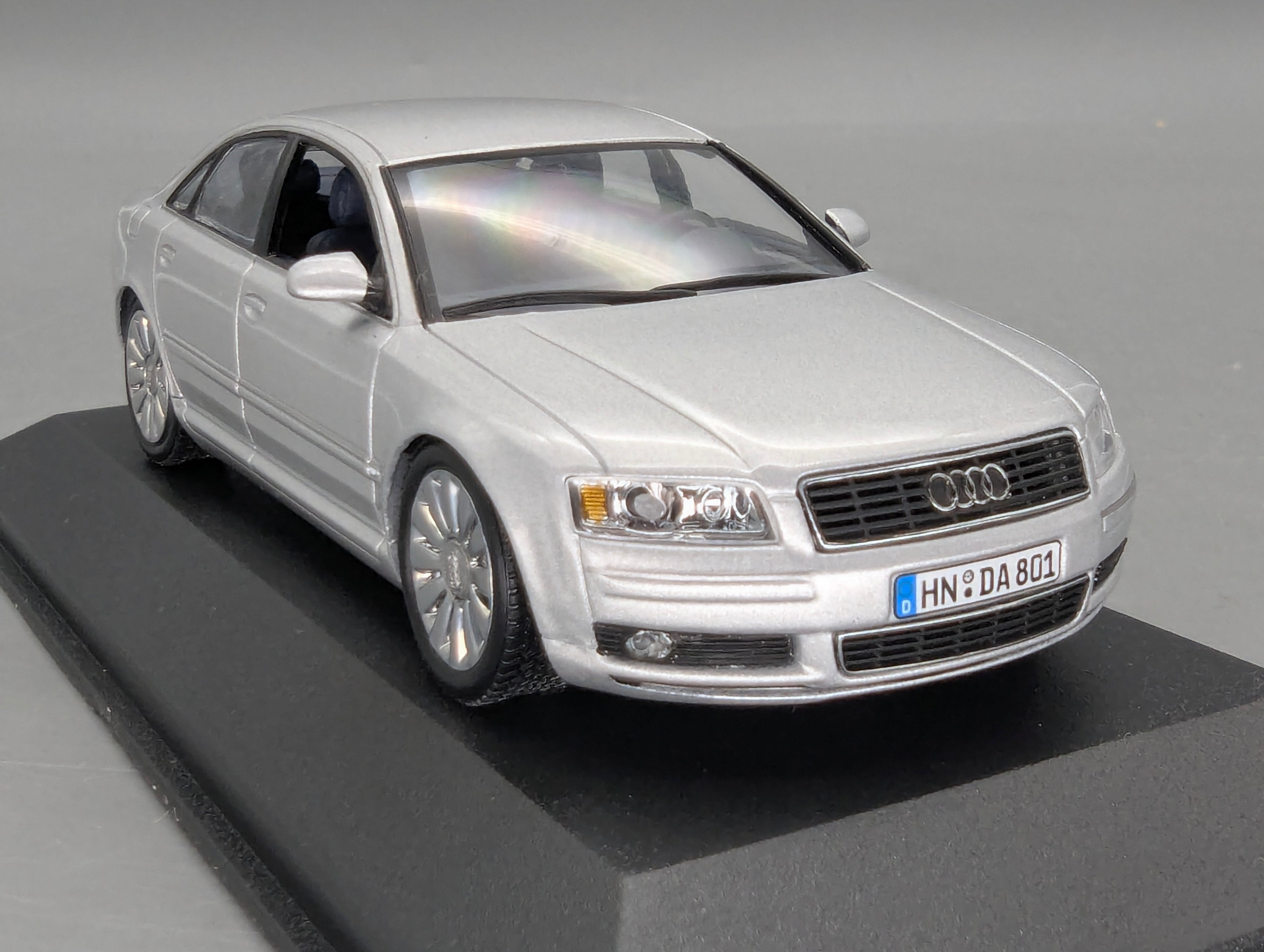 Modellautos 1:43 Minichamps Audi A8 Silber mit Dealer OVP