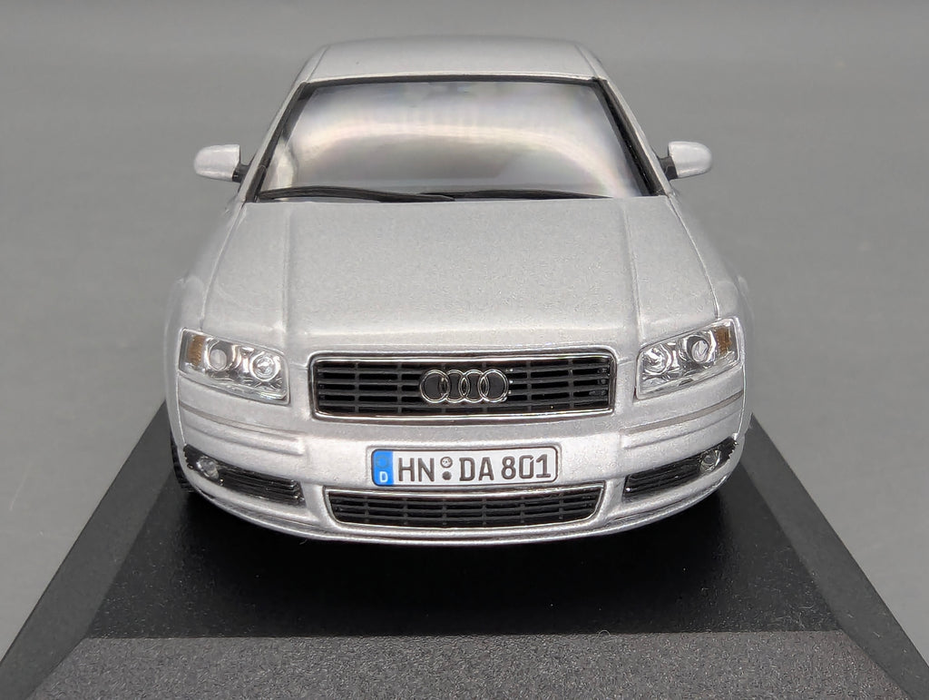 Modellautos 1:43 Minichamps Audi A8 Silber mit Dealer OVP