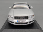 Modellautos 1:43 Minichamps Audi A8 Silber mit Dealer OVP