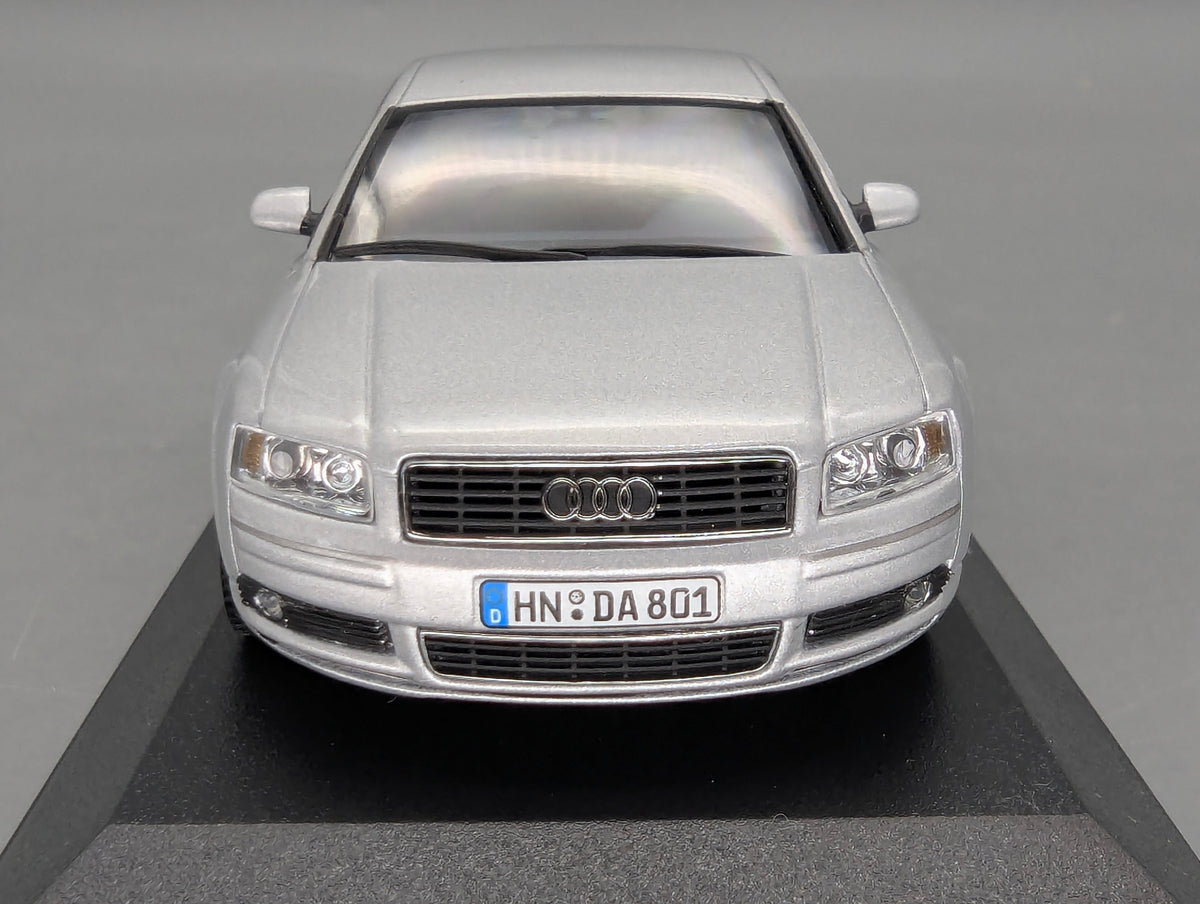 Modellautos 1:43 Minichamps Audi A8 Silber mit Dealer OVP