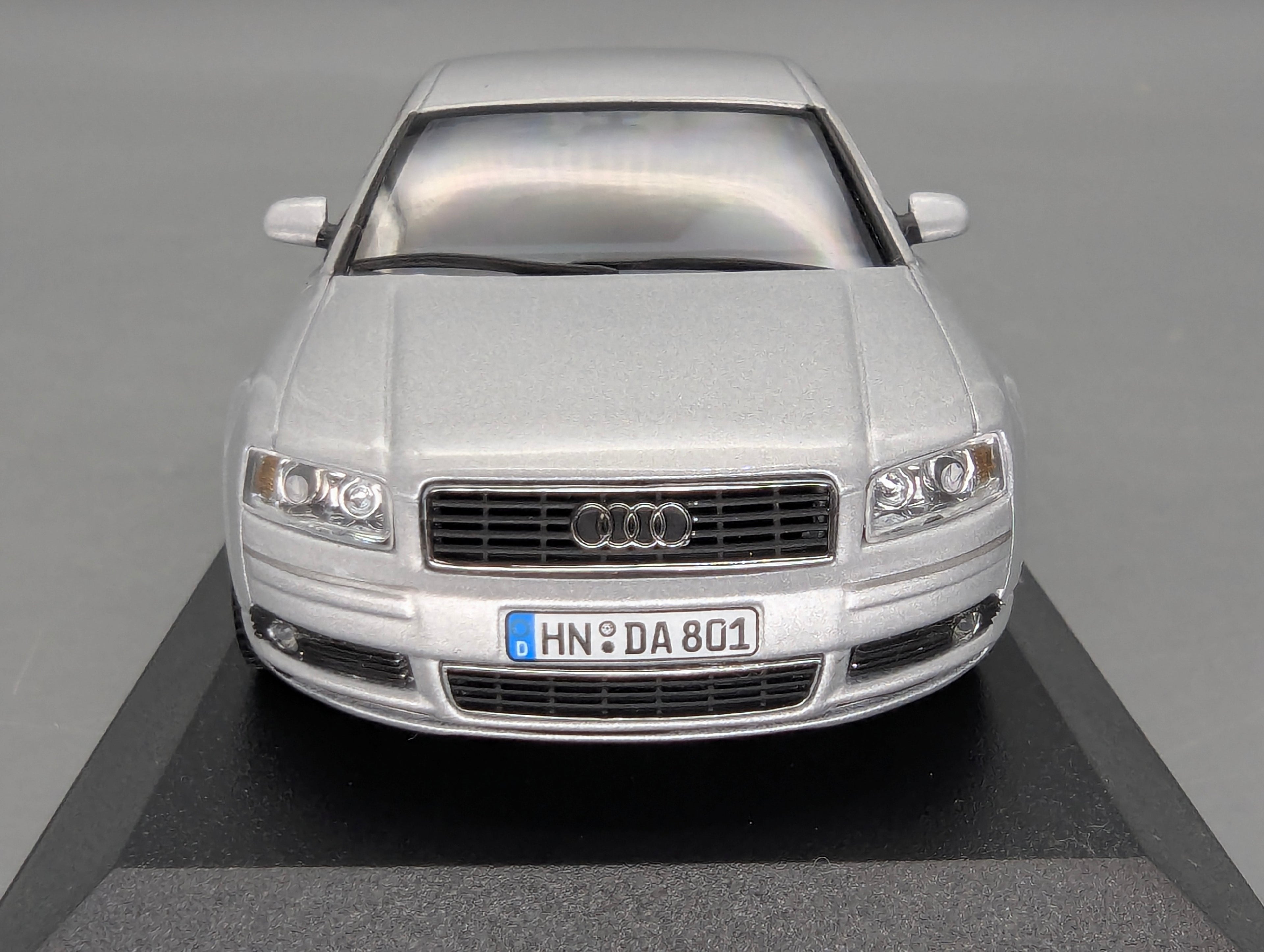 Modellautos 1:43 Minichamps Audi A8 Silber mit Dealer OVP