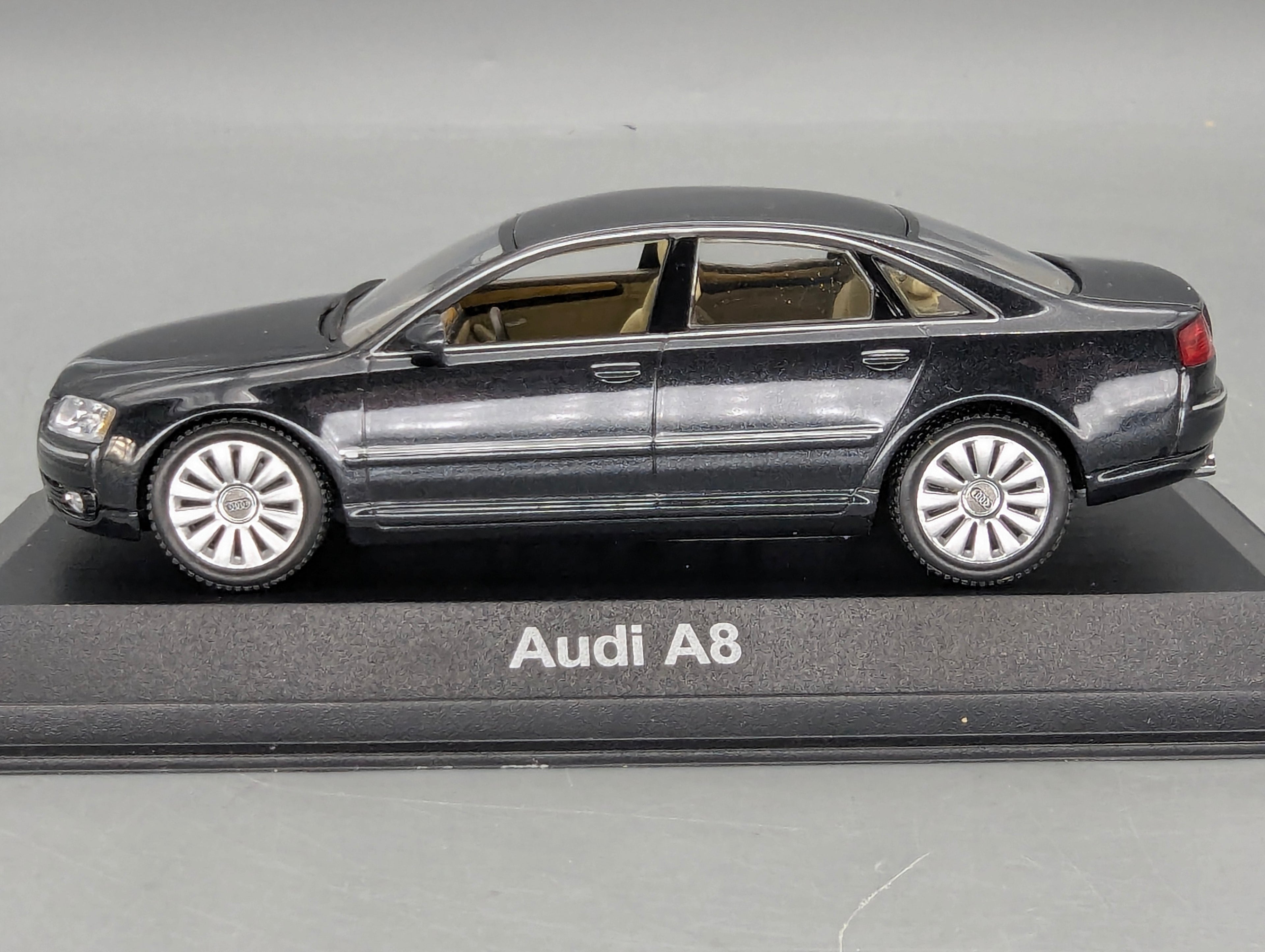 Modellautos 1:43 Minichamps Audi A8 Dunkelblau Metallic mit Dealer OVP