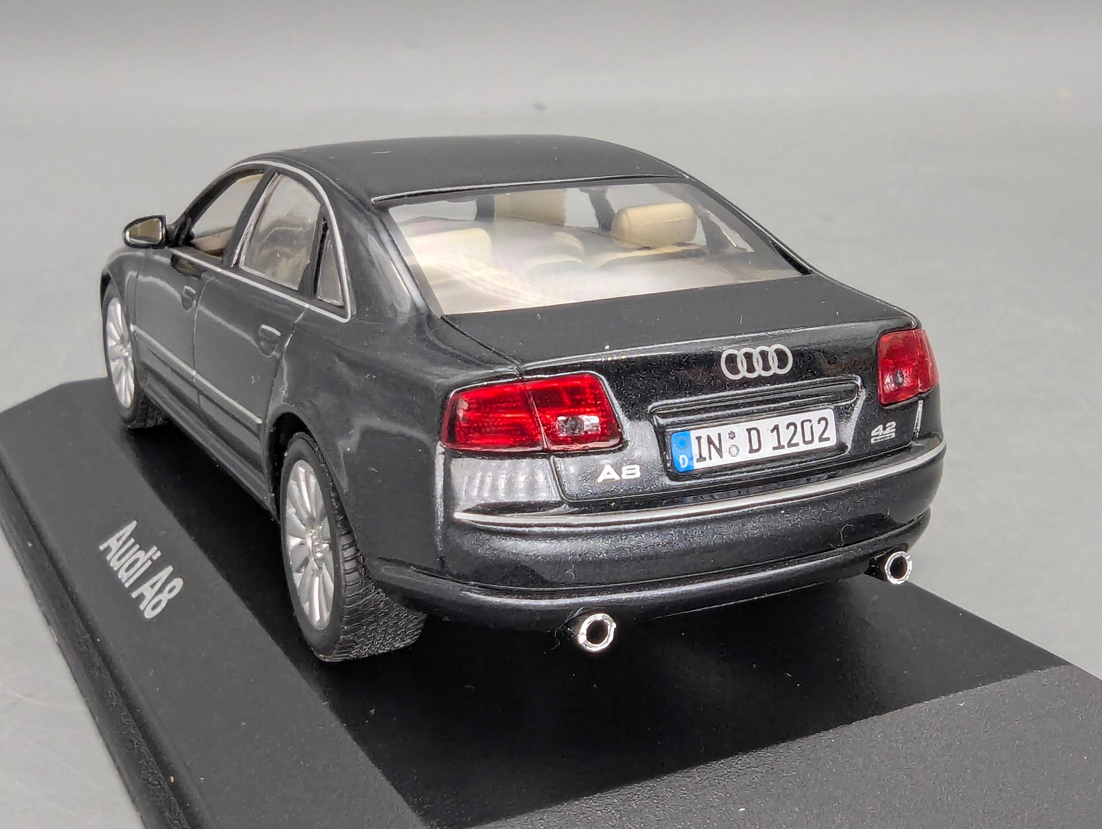Modellautos 1:43 Minichamps Audi A8 Dunkelblau Metallic mit Dealer OVP