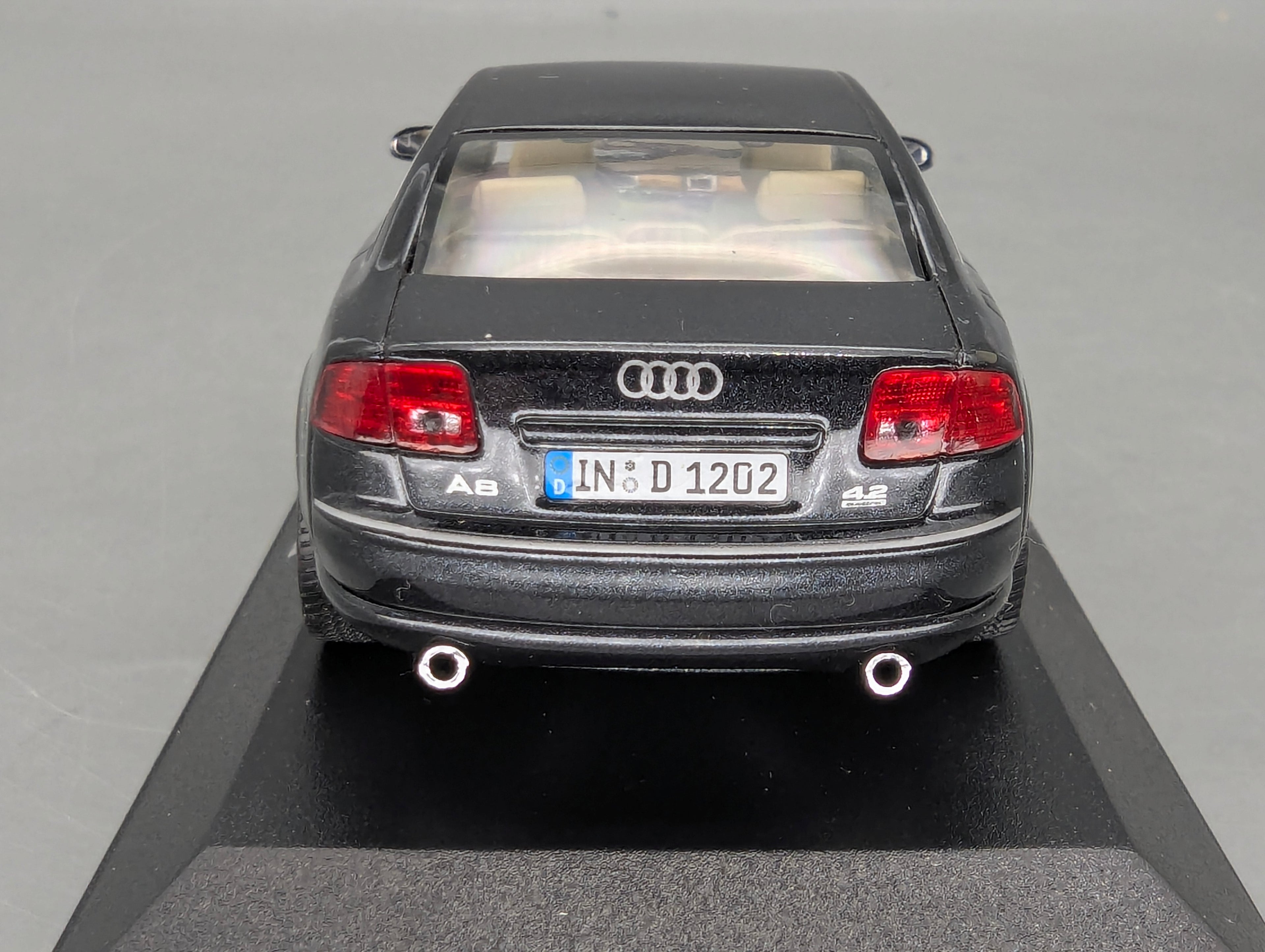 Modellautos 1:43 Minichamps Audi A8 Dunkelblau Metallic mit Dealer OVP