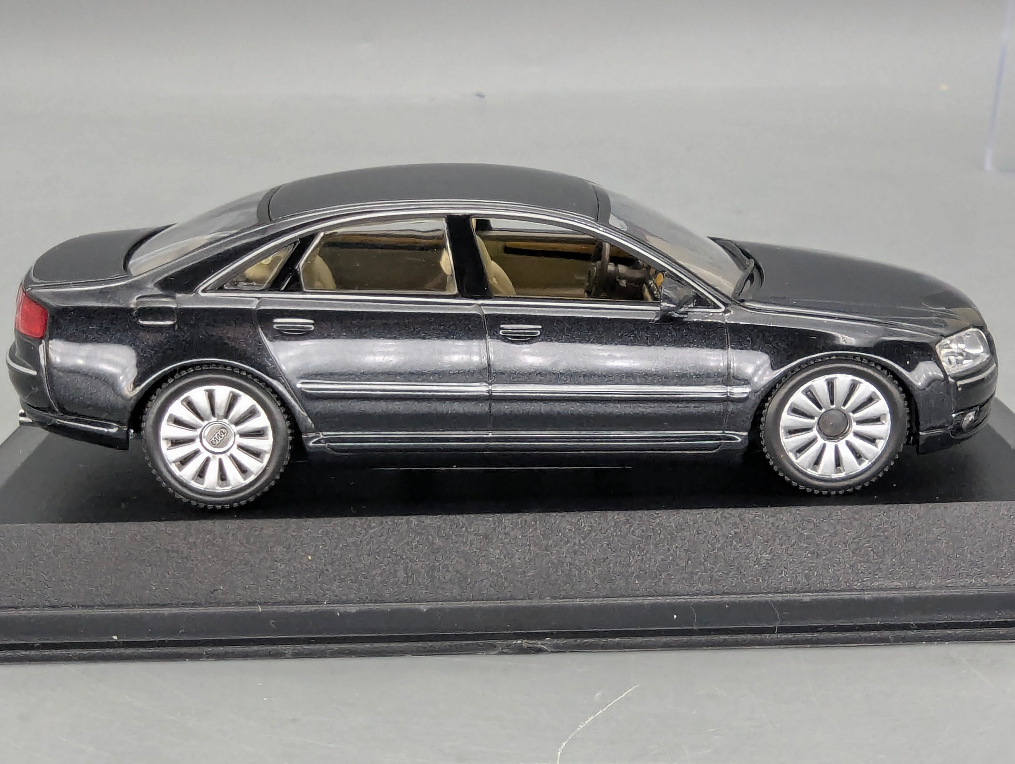 Modellautos 1:43 Minichamps Audi A8 Dunkelblau Metallic mit Dealer OVP