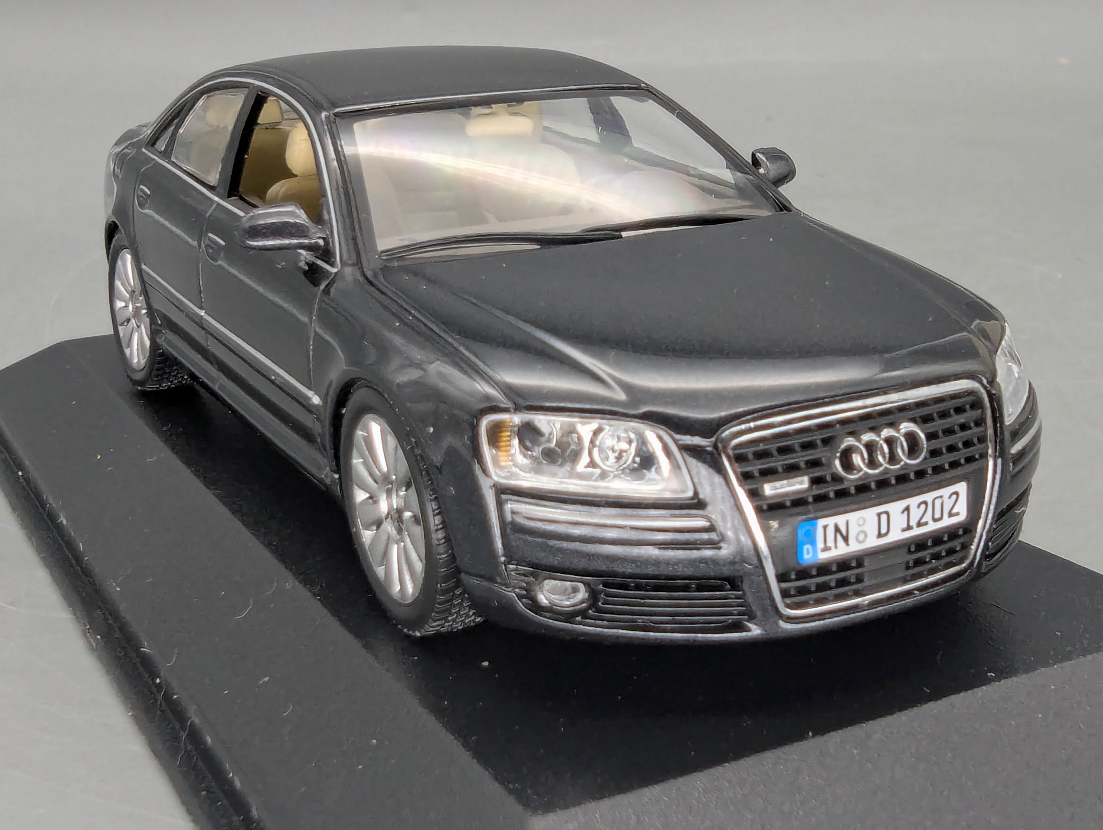Modellautos 1:43 Minichamps Audi A8 Dunkelblau Metallic mit Dealer OVP