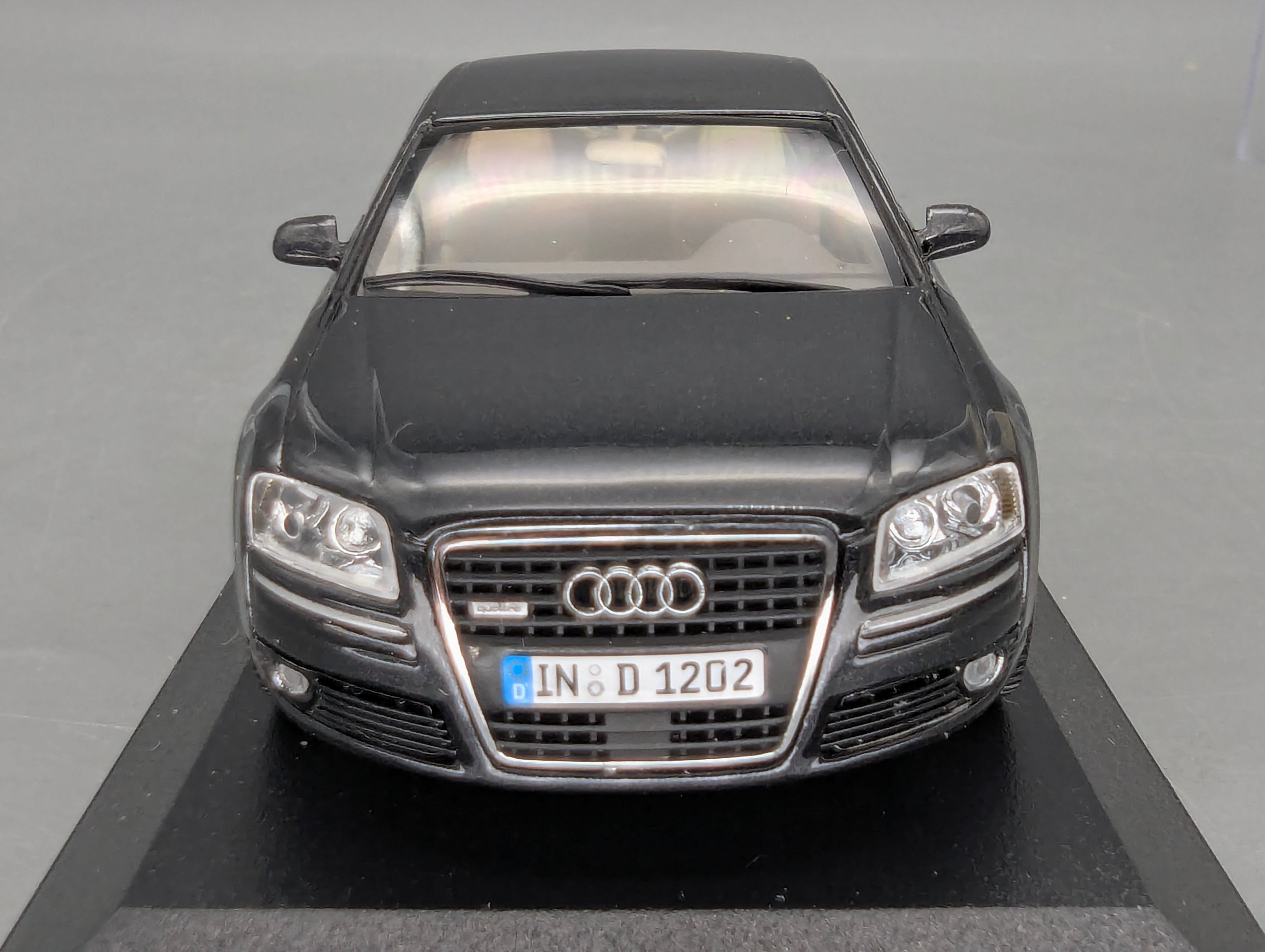 Modellautos 1:43 Minichamps Audi A8 Dunkelblau Metallic mit Dealer OVP