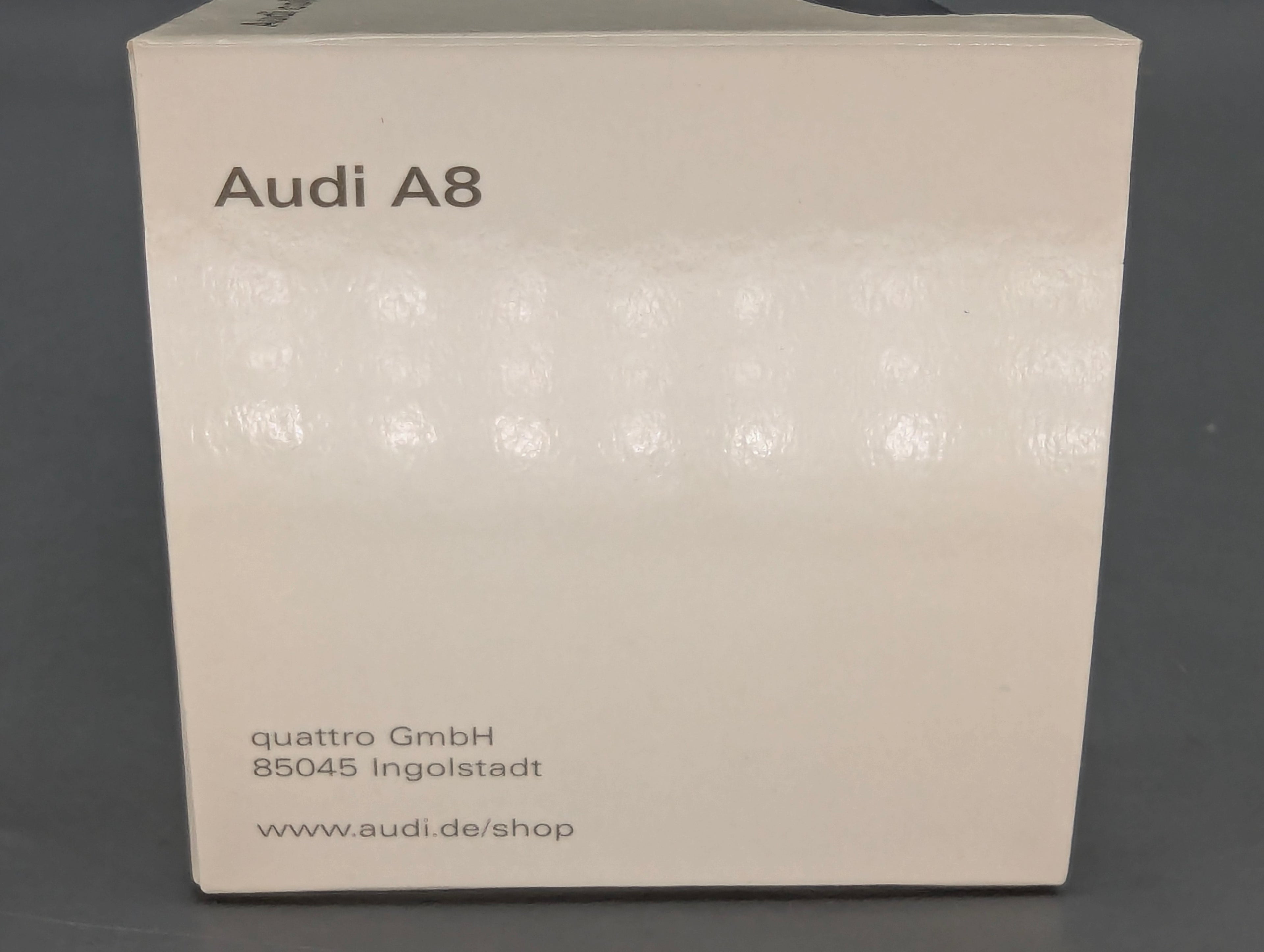 Modellautos 1:43 Minichamps Audi A8 Dunkelblau Metallic mit Dealer OVP