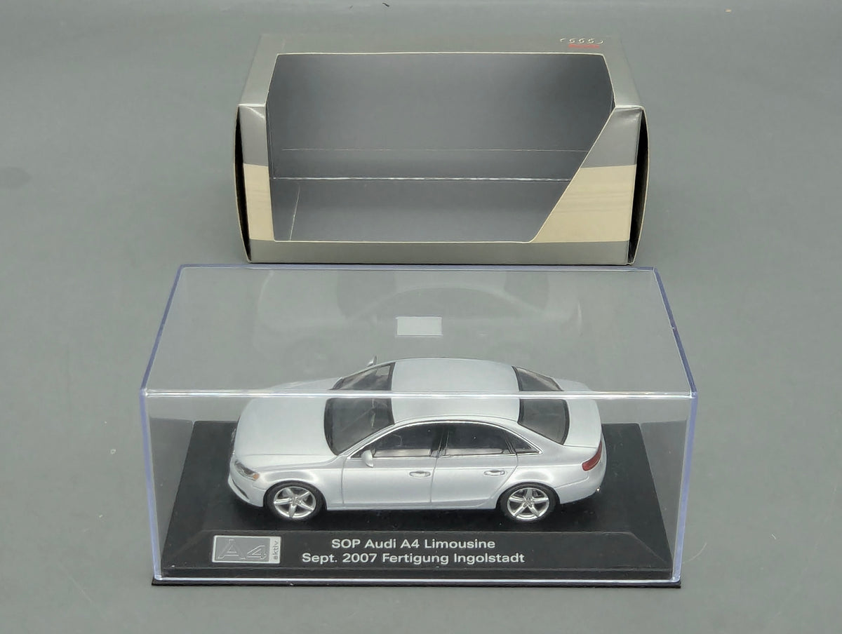 Modellautos 1:43 Minichamps SOP Audi A4 2007 Fertigung Ingolstadt mit Dealer OVP