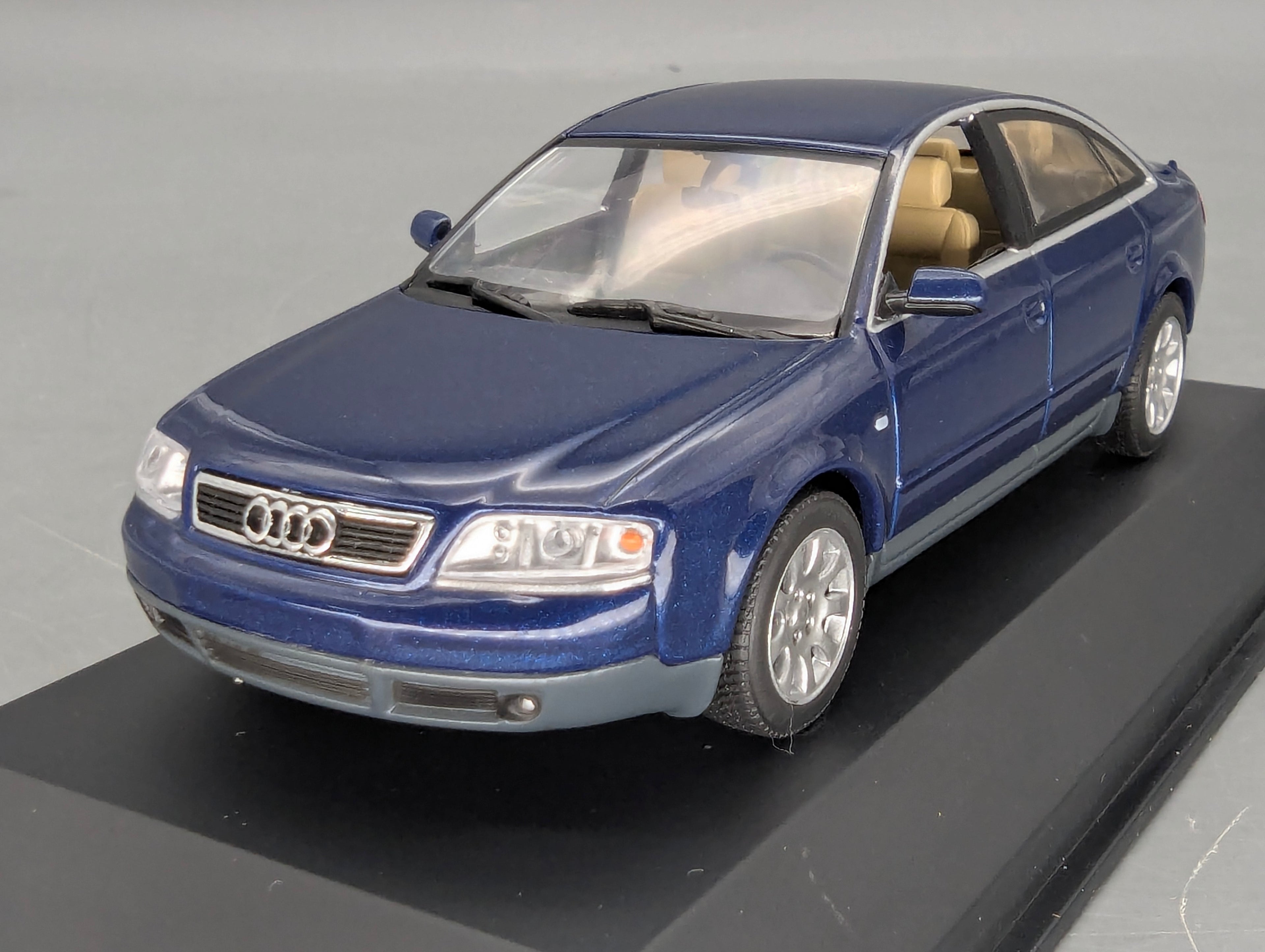 Modellautos 1:43 Minichamps Audi A6 Blau Metallic mit Dealer OVP