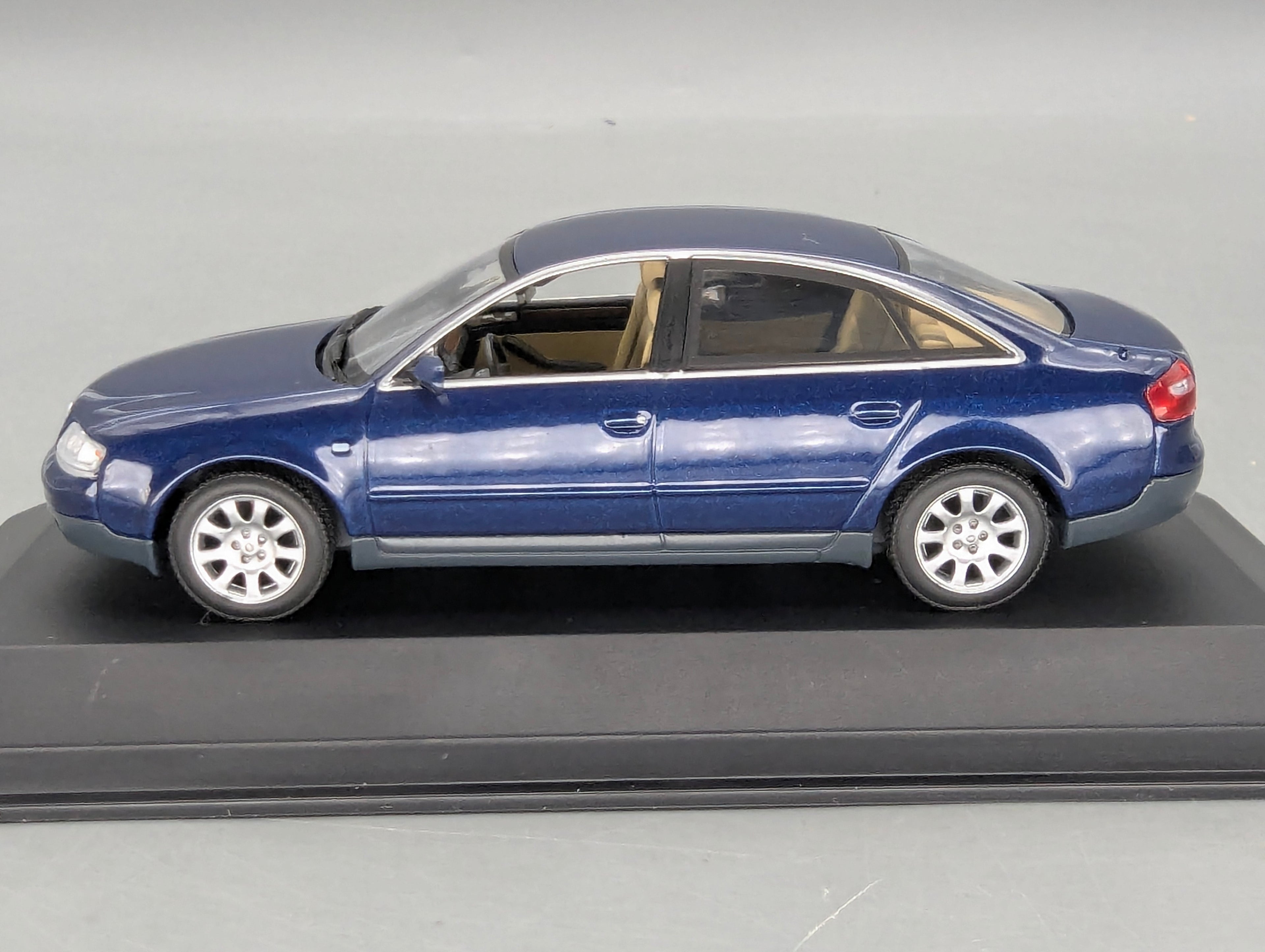 Modellautos 1:43 Minichamps Audi A6 Blau Metallic mit Dealer OVP