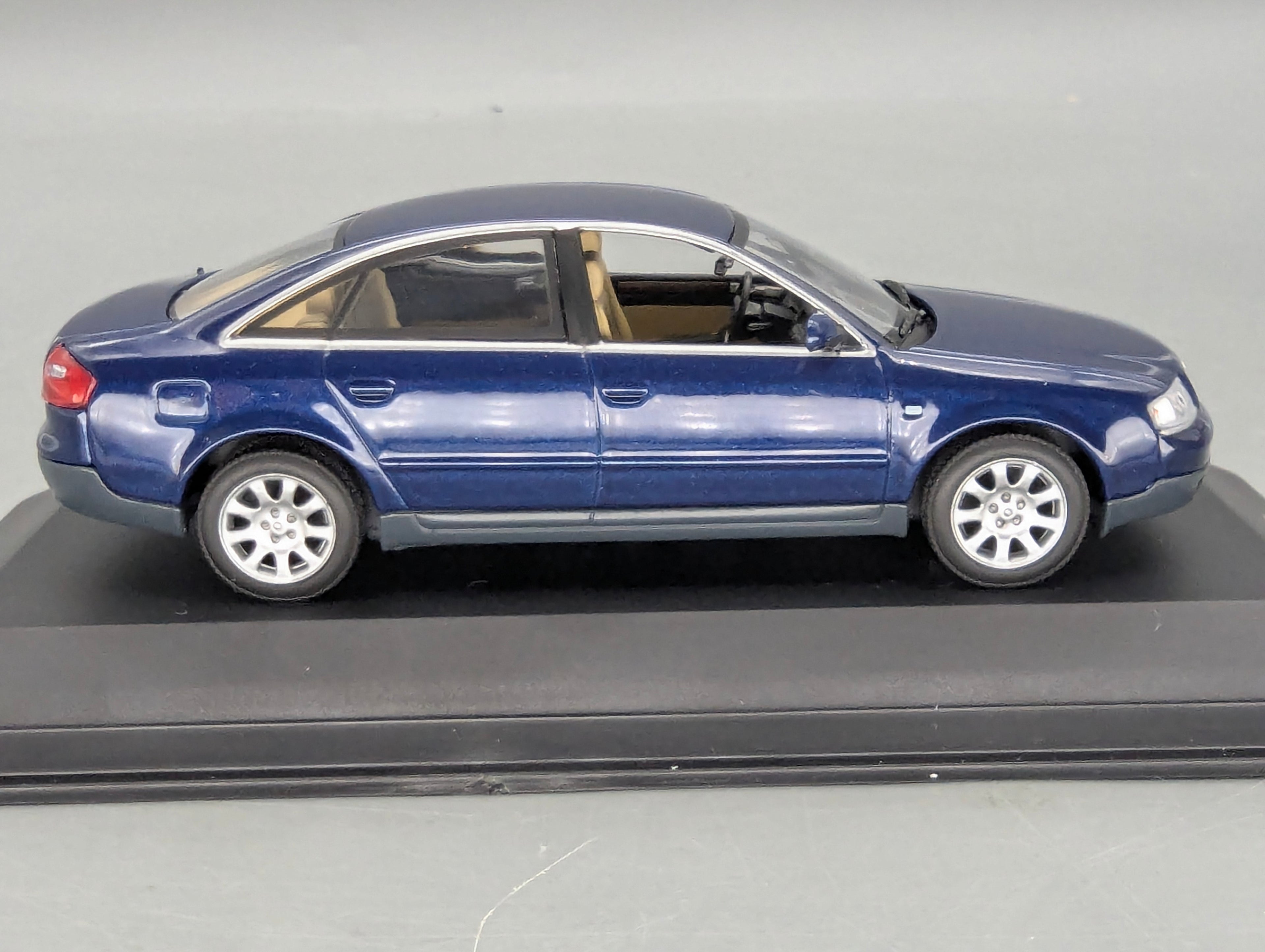 Modellautos 1:43 Minichamps Audi A6 Blau Metallic mit Dealer OVP