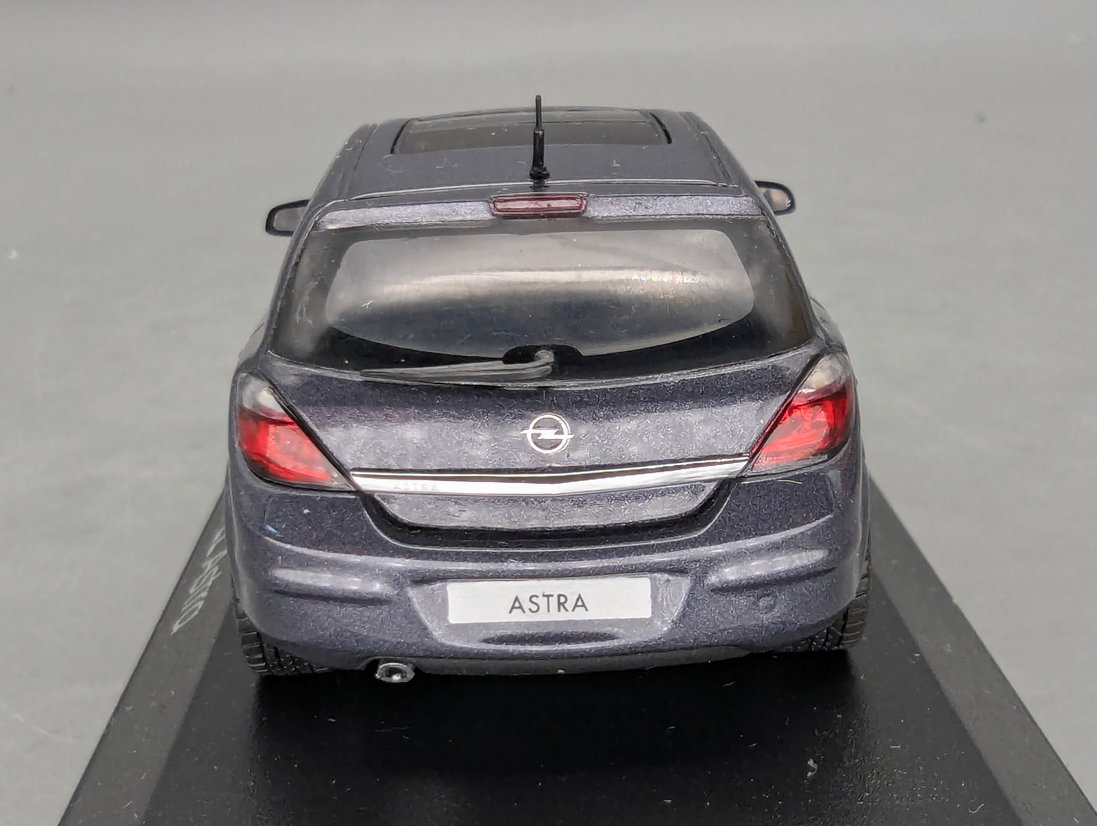 Modellautos 1:43 Minichamps Opel Astra Blau Grau Metallic mit Dealer OVP