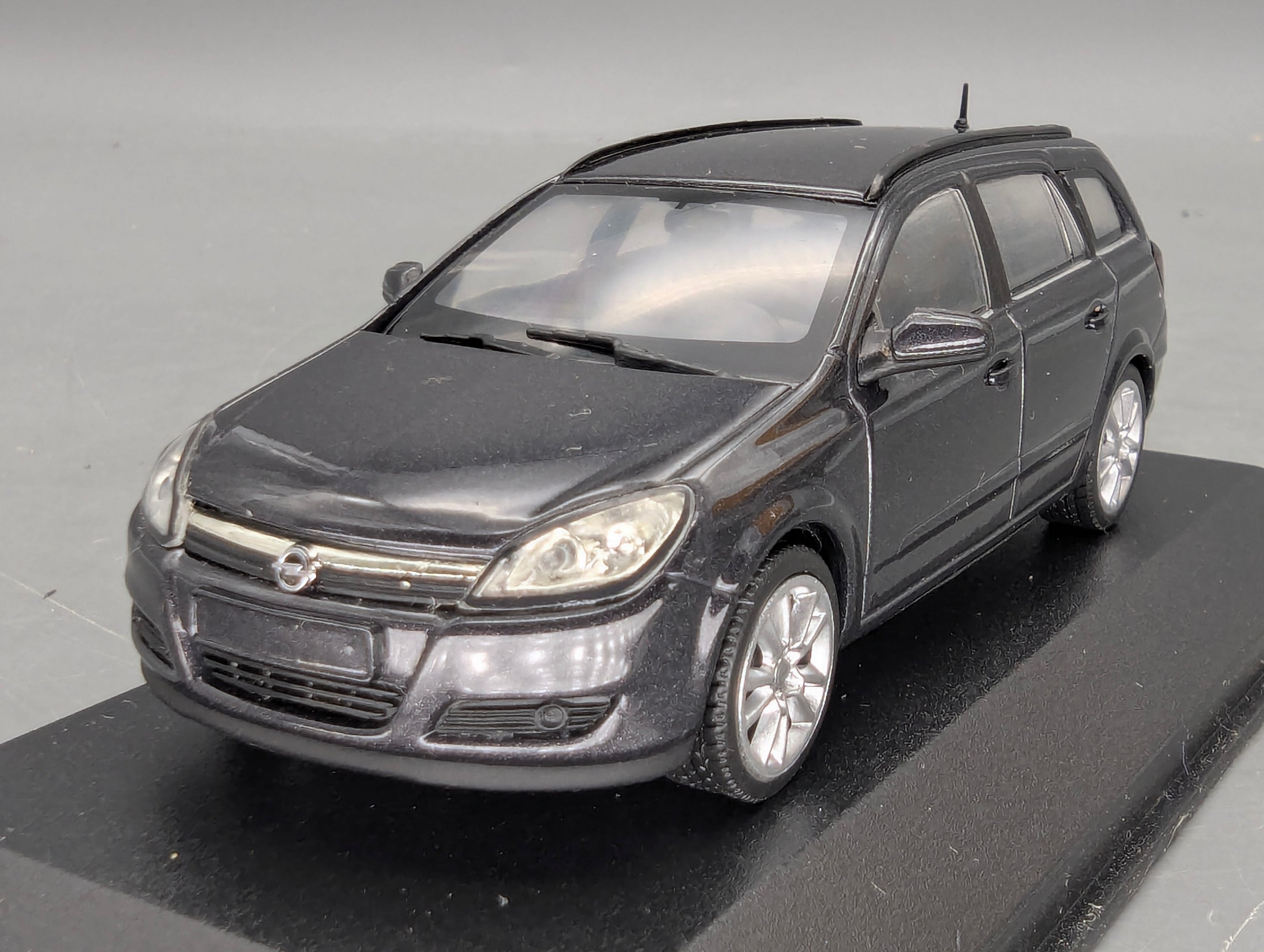 Model Cars 1:43 Minichamps Mercedes Benz SL65 AMG Black Series Silver with original packaging