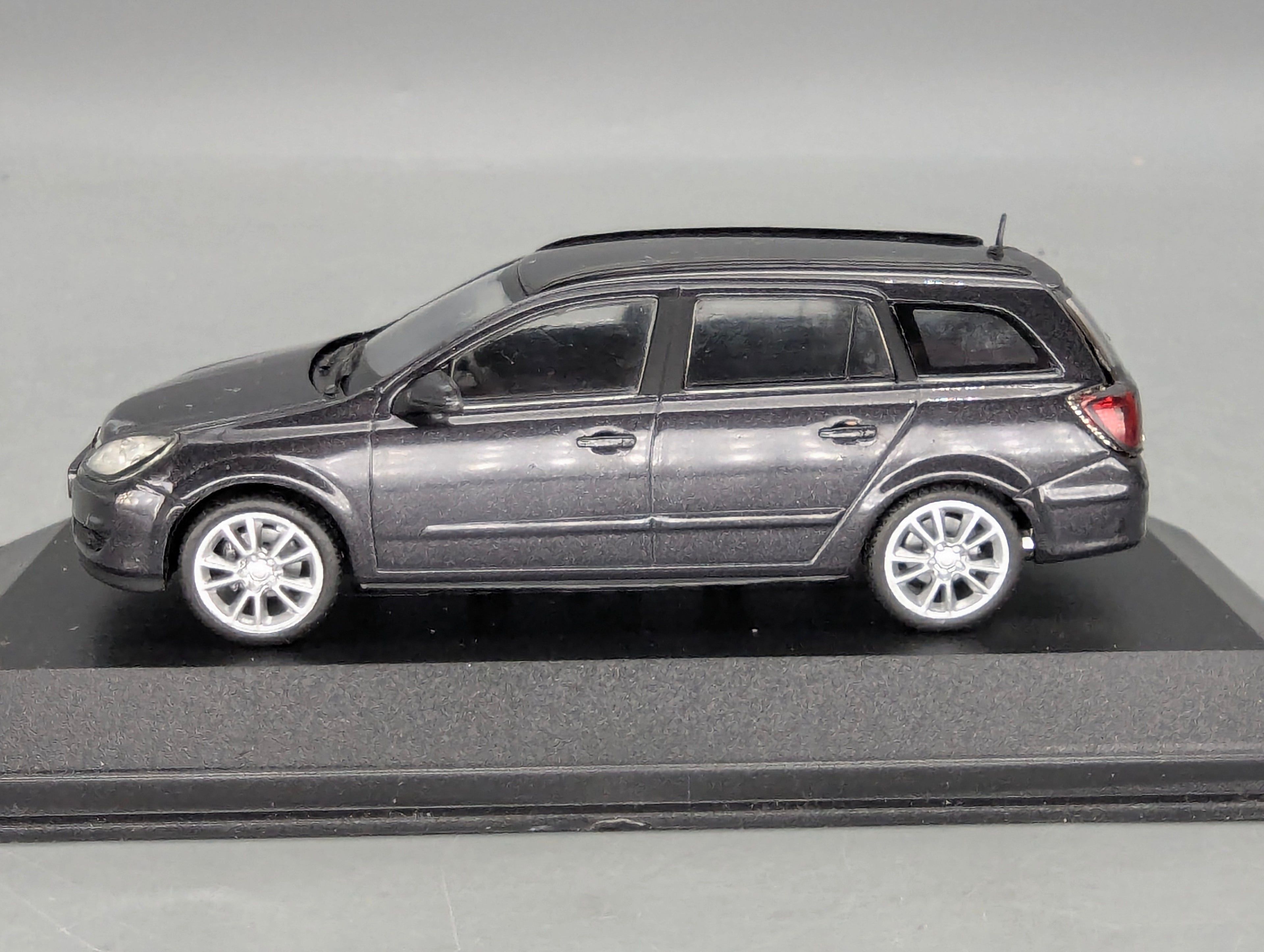 Modellautos 1:43 Minichamps Opel Astra Caravan Grau Metallic mit Dealer OVP