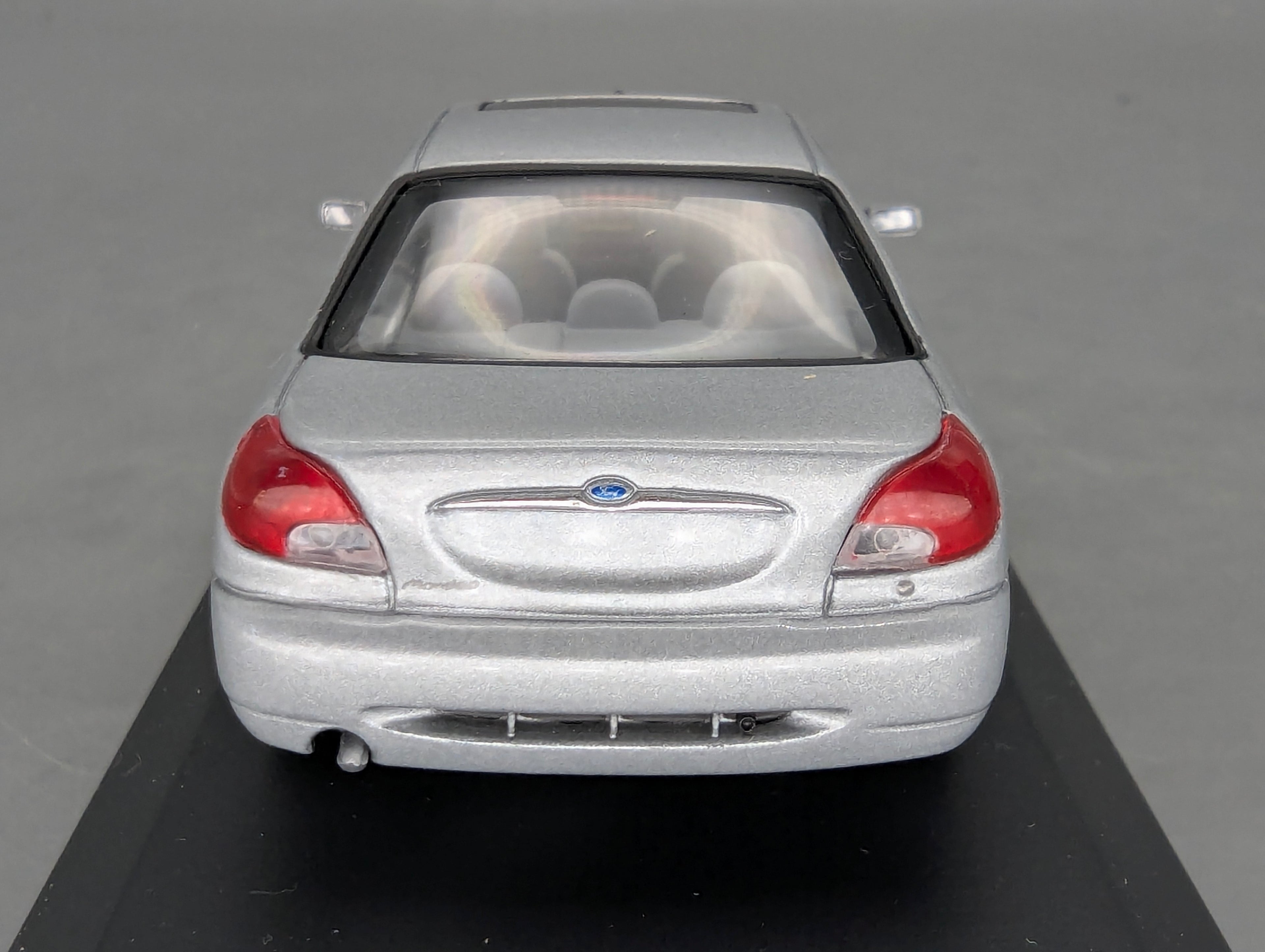 Modellautos 1:43 Minichamps Ford Mondeo Silber Metallic mit Dealer OVP