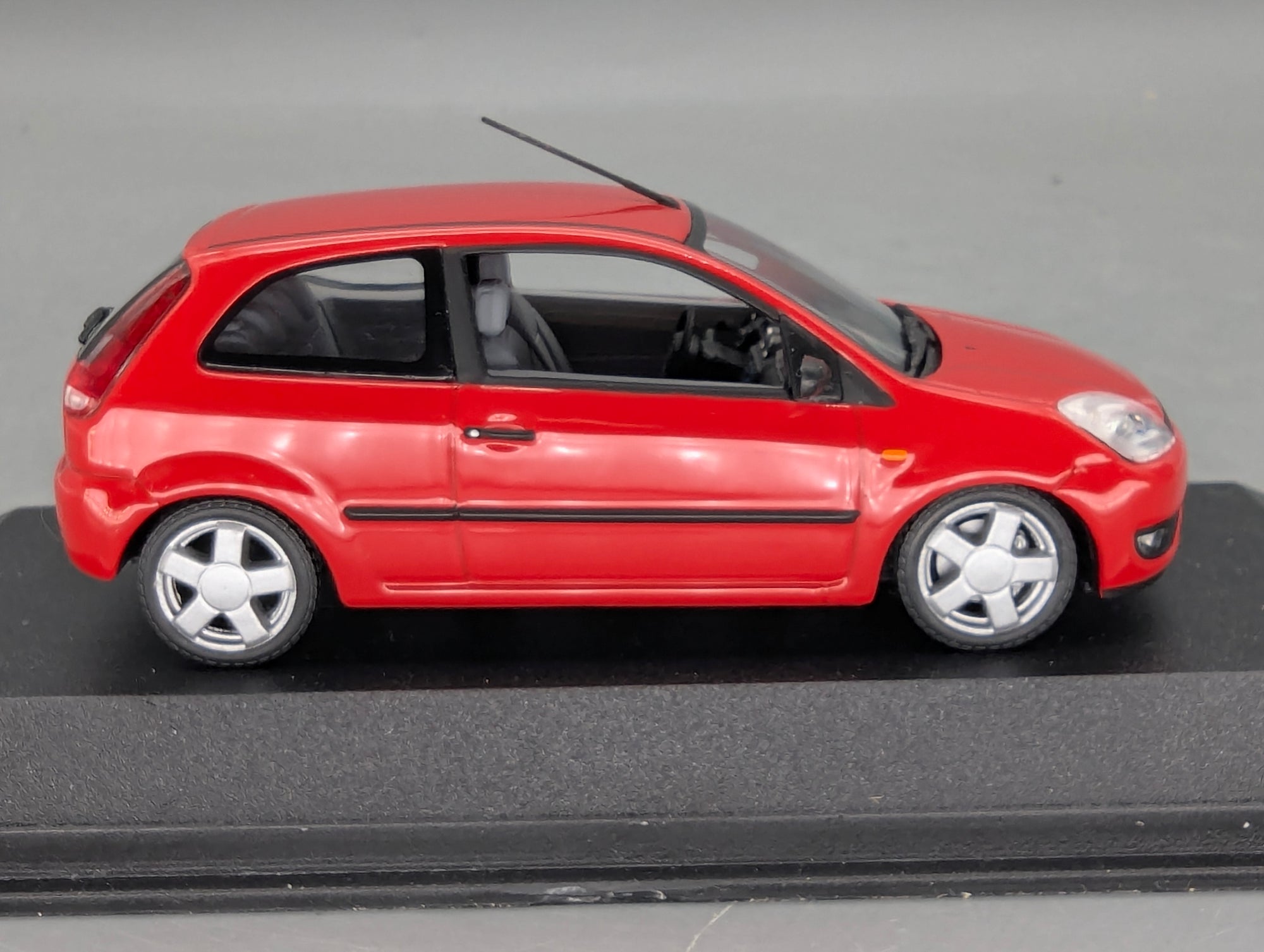 Coches en miniatura 1:43 Minichamps Mercedes Benz SL65 AMG Black Series Plata con embalaje original