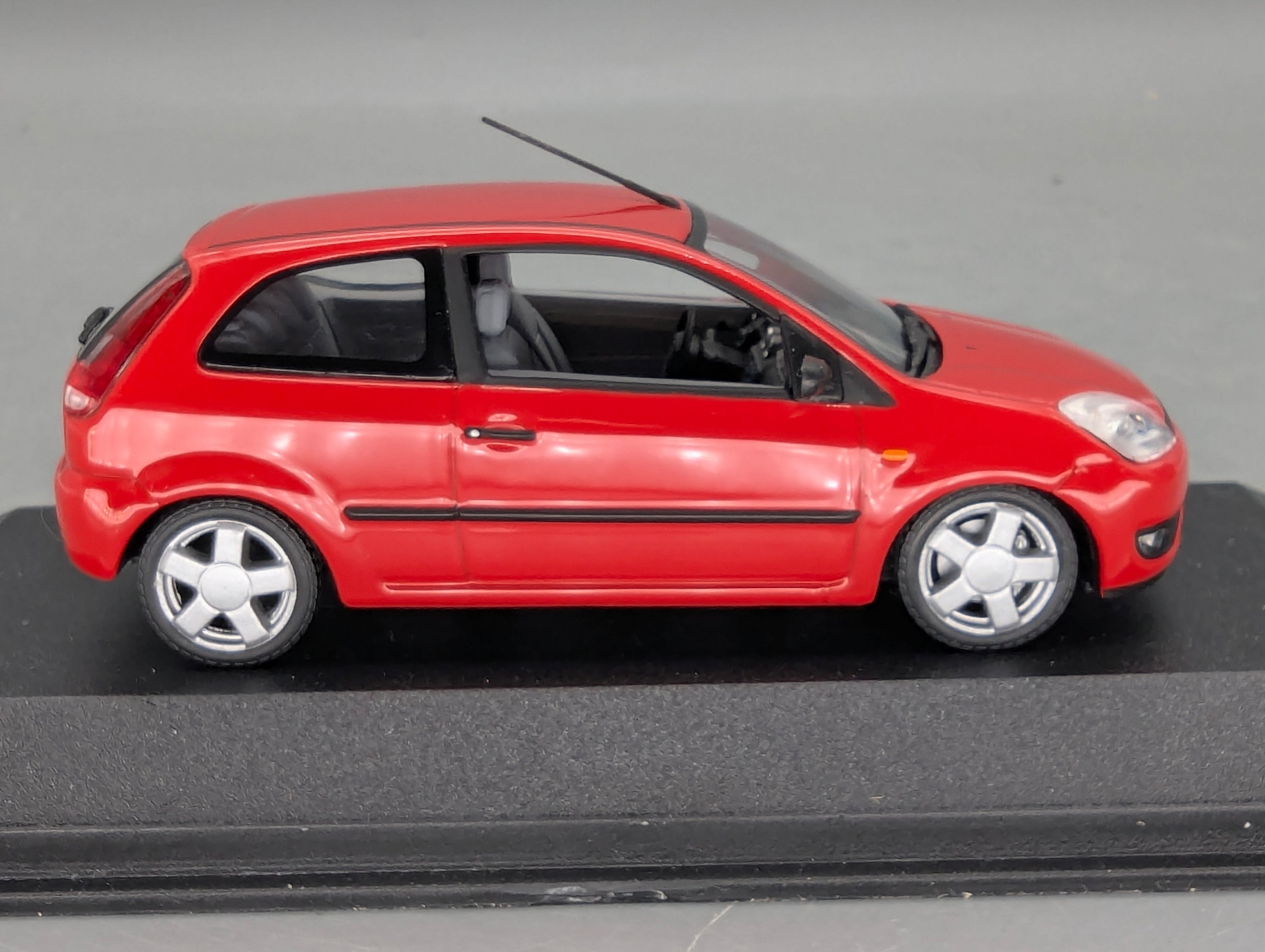 Coches en miniatura 1:43 Minichamps Mercedes Benz SL65 AMG Black Series Plata con embalaje original