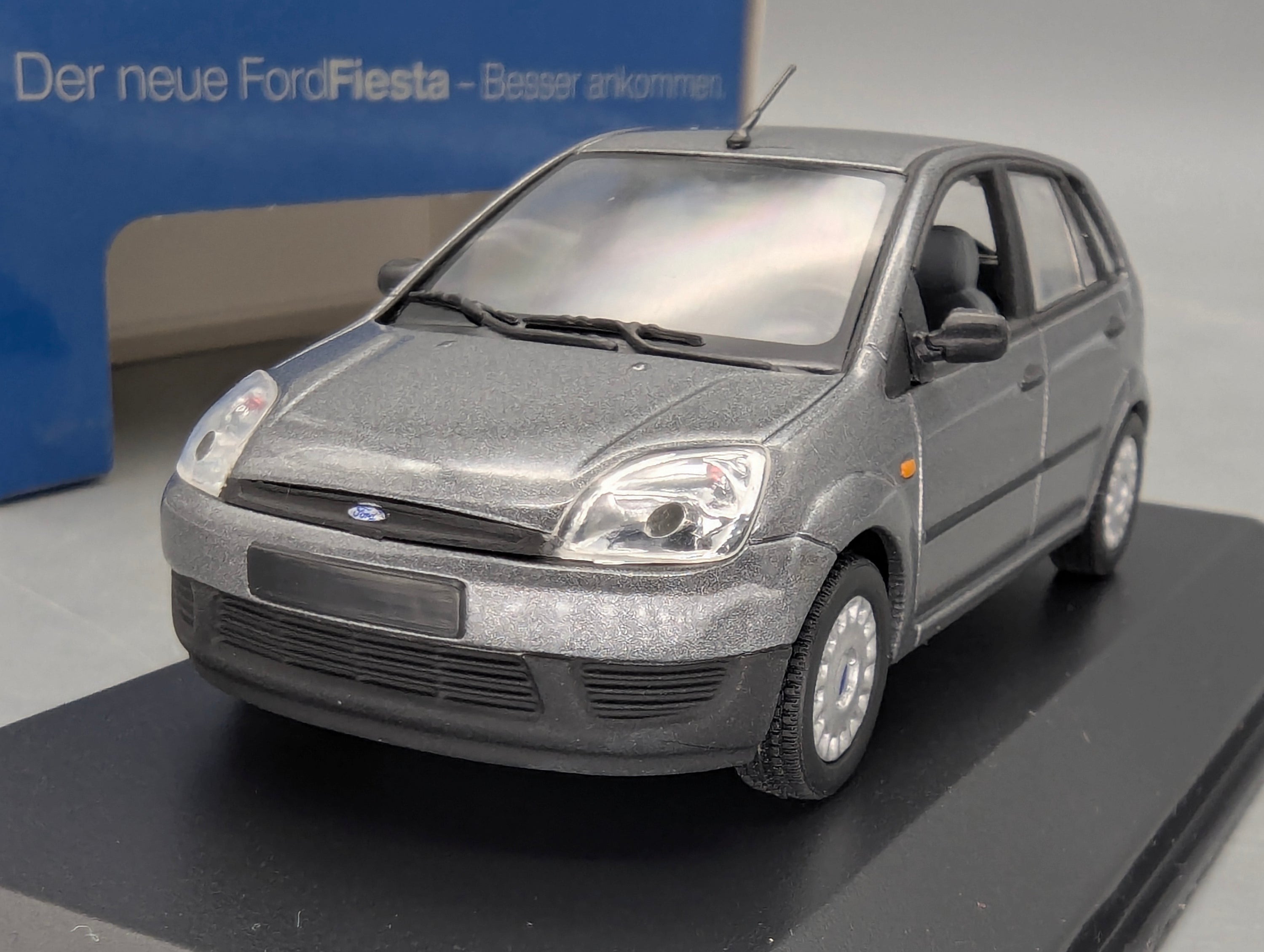 Modellautos 1:43 Minichamps Ford Fiesta Grau Metallic mit Dealer OVP