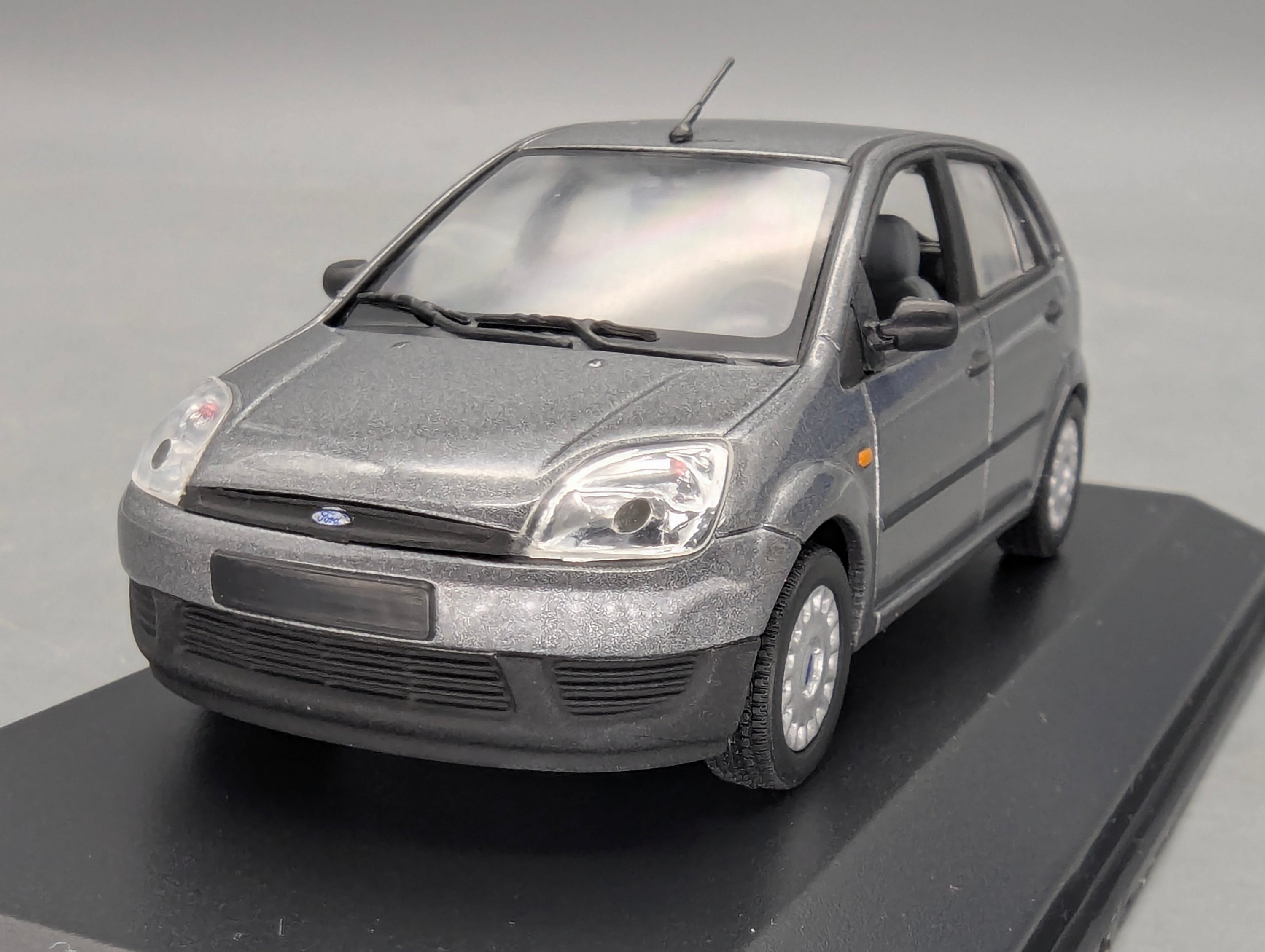 Modellautos 1:43 Minichamps Ford Fiesta Grau Metallic mit Dealer OVP