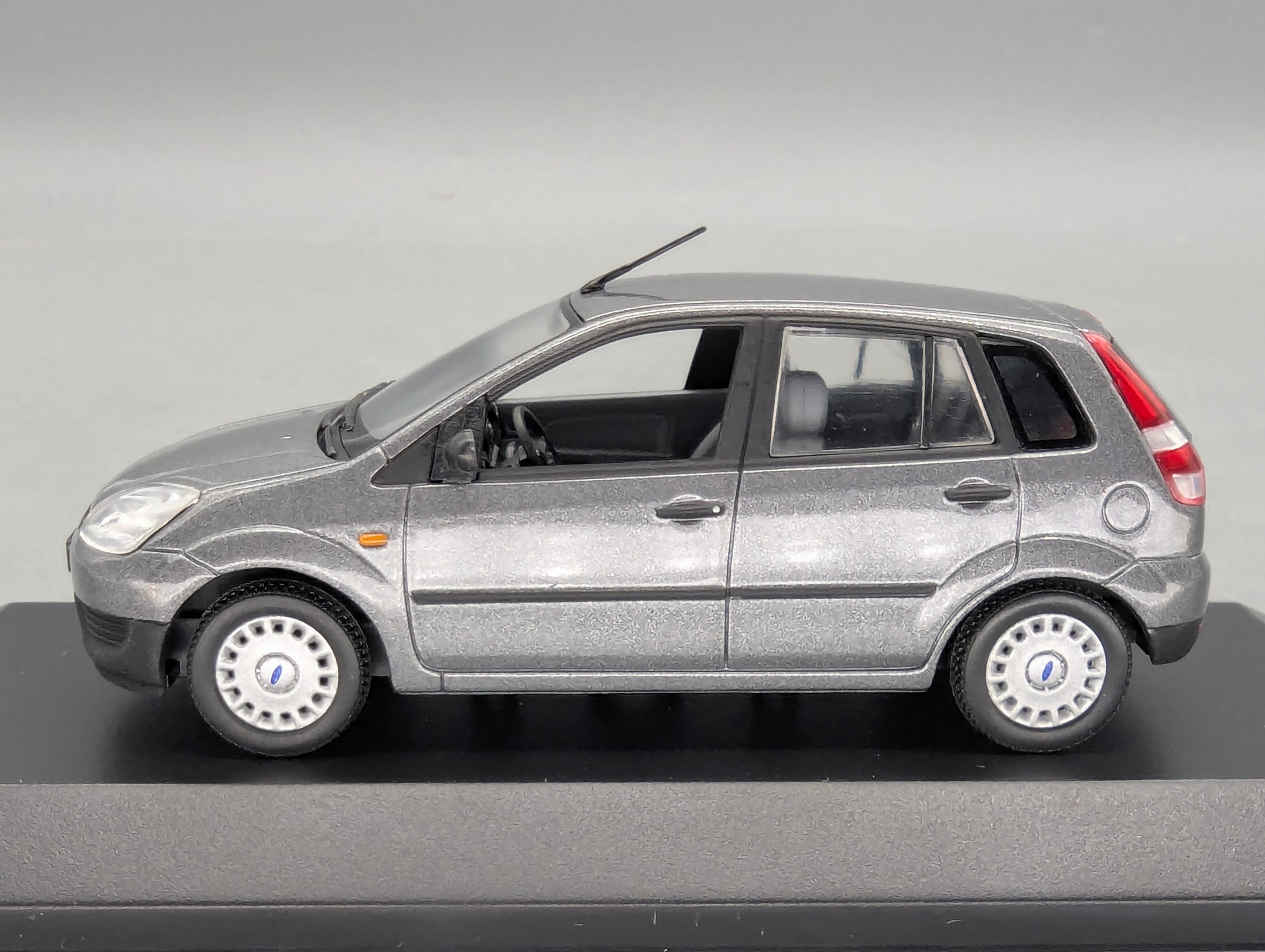 Modellautos 1:43 Minichamps Ford Fiesta Grau Metallic mit Dealer OVP