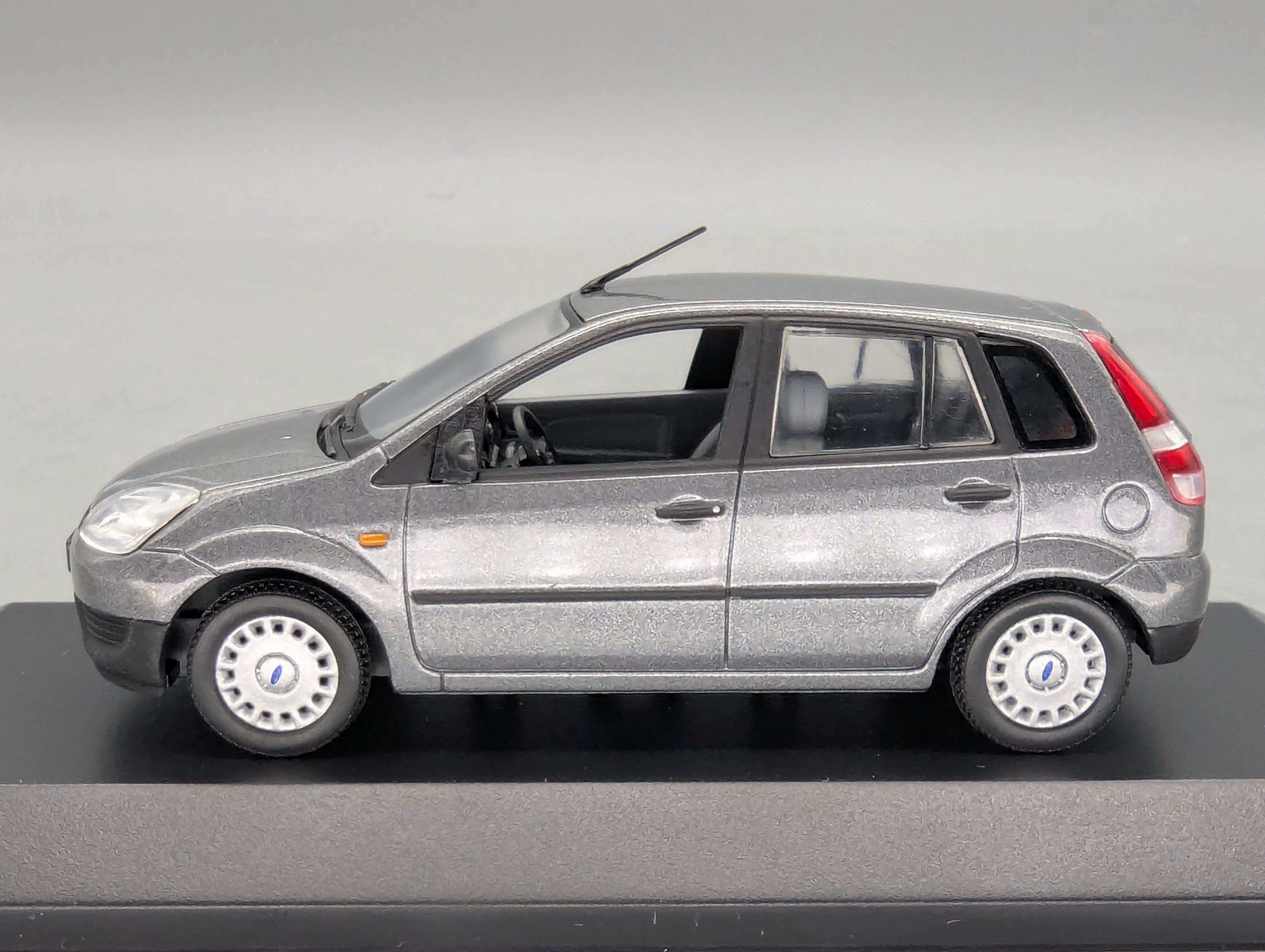 Modellautos 1:43 Minichamps Ford Fiesta Grau Metallic mit Dealer OVP