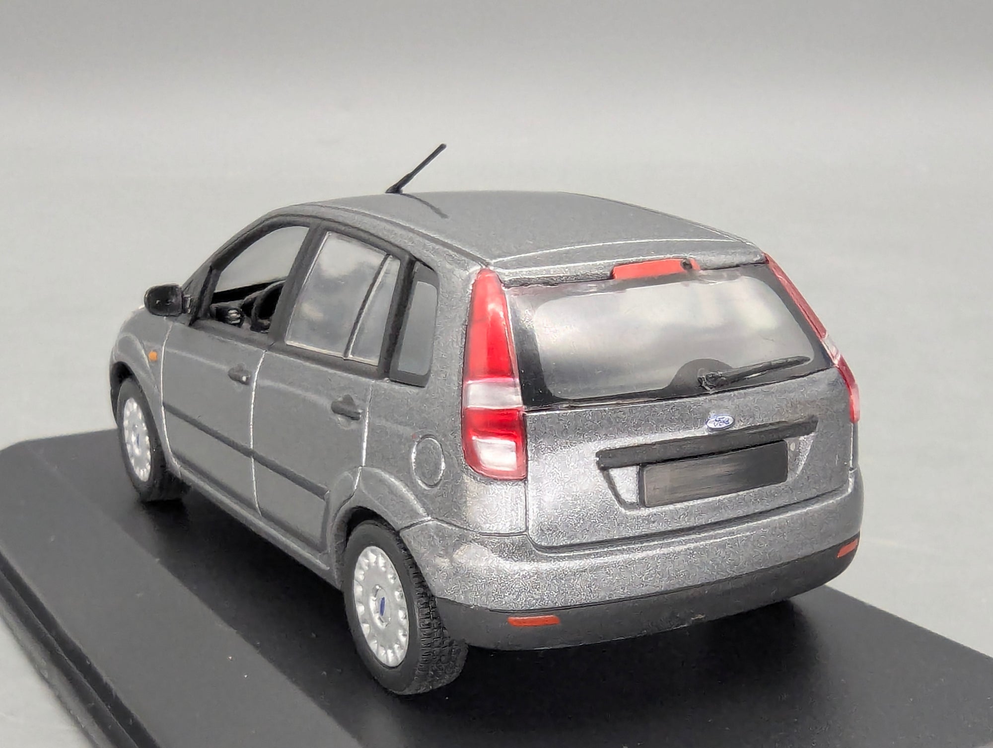 Modellautos 1:43 Minichamps Ford Fiesta Grau Metallic mit Dealer OVP