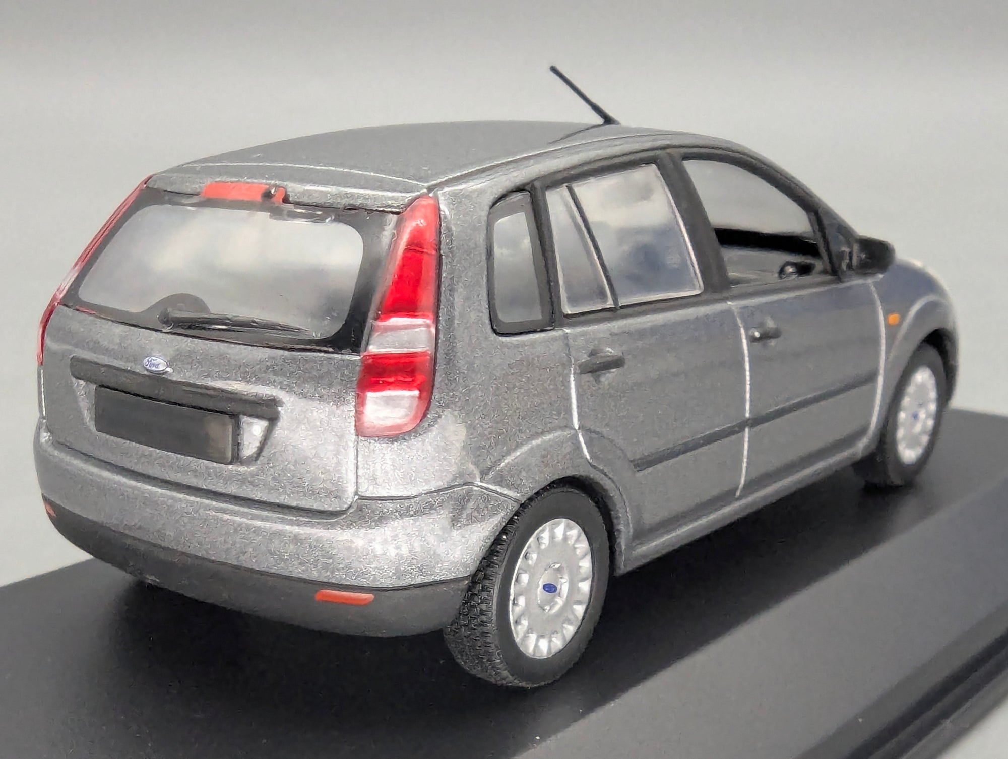 Modellautos 1:43 Minichamps Ford Fiesta Grau Metallic mit Dealer OVP