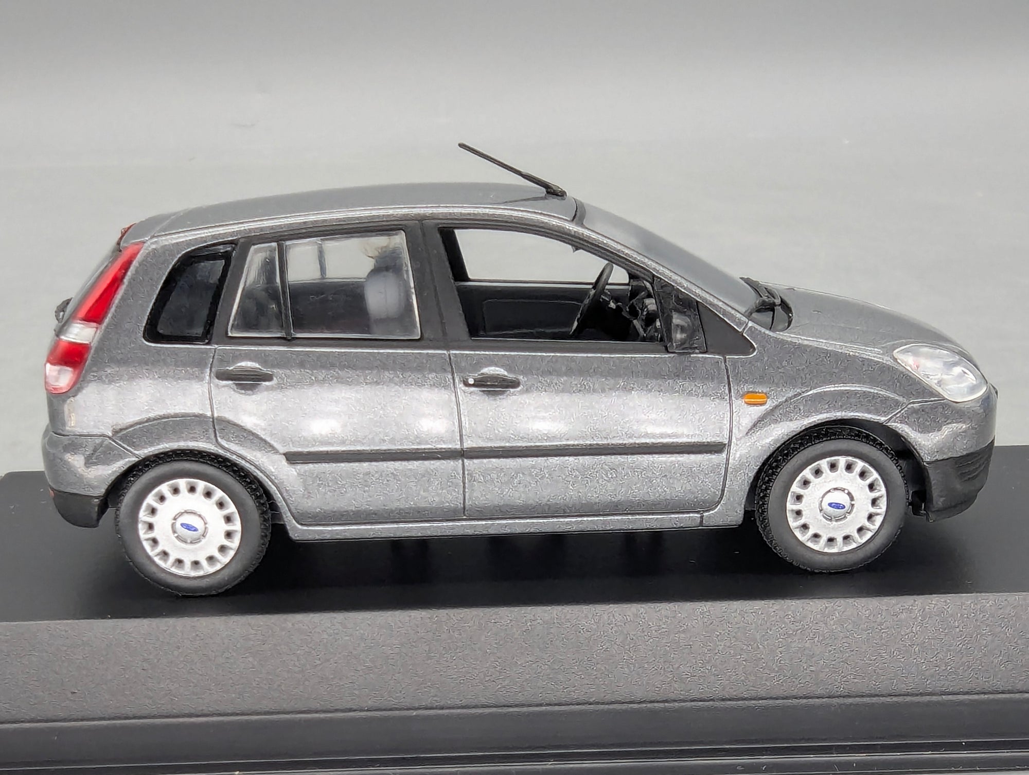 Modellautos 1:43 Minichamps Ford Fiesta Grau Metallic mit Dealer OVP