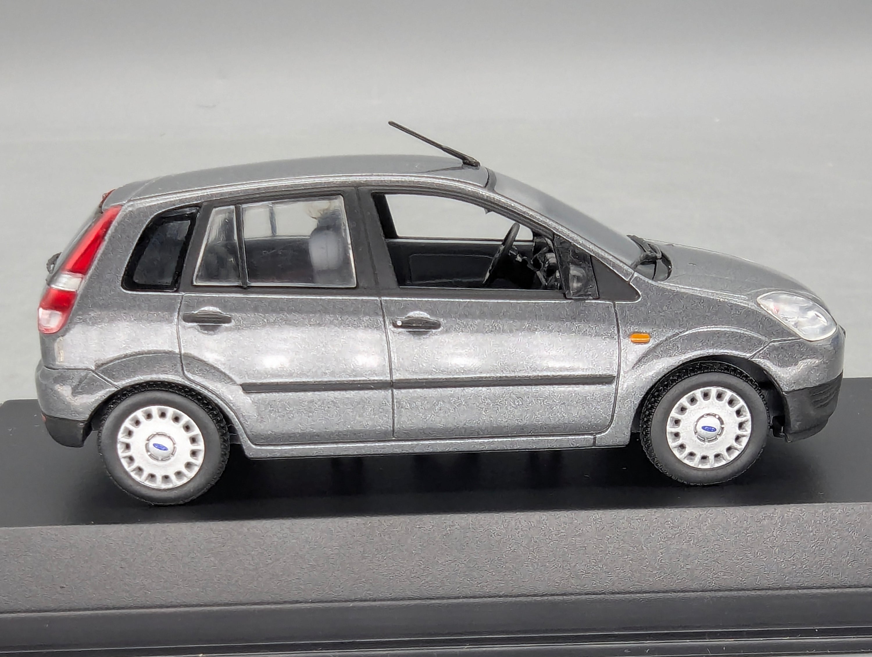 Modellautos 1:43 Minichamps Ford Fiesta Grau Metallic mit Dealer OVP