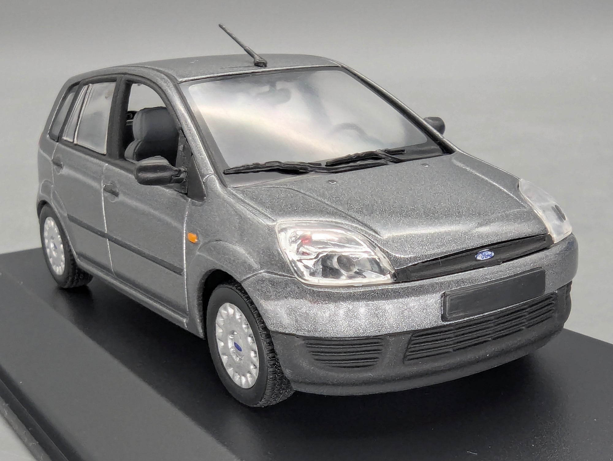 Modellautos 1:43 Minichamps Ford Fiesta Grau Metallic mit Dealer OVP
