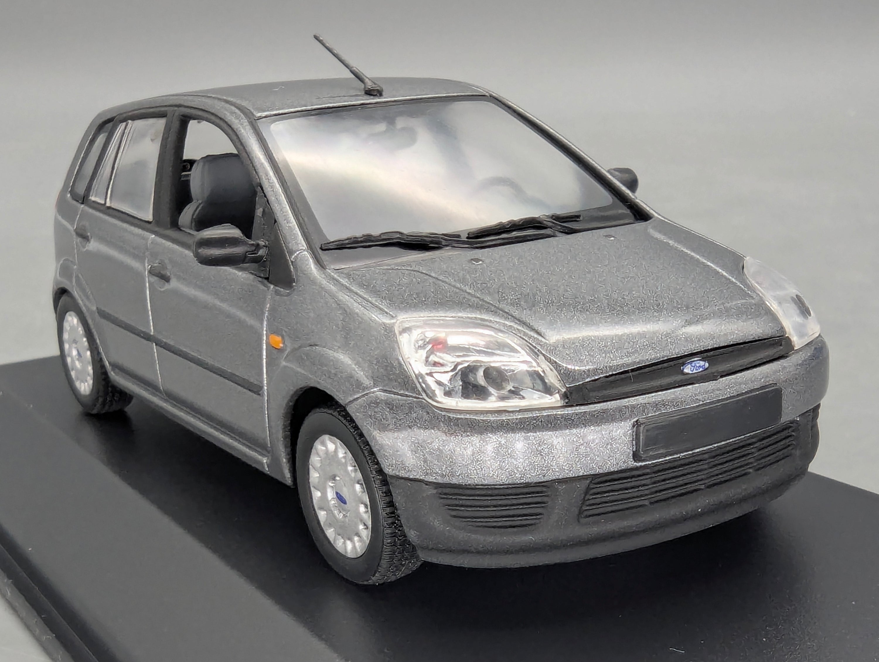 Modellautos 1:43 Minichamps Ford Fiesta Grau Metallic mit Dealer OVP