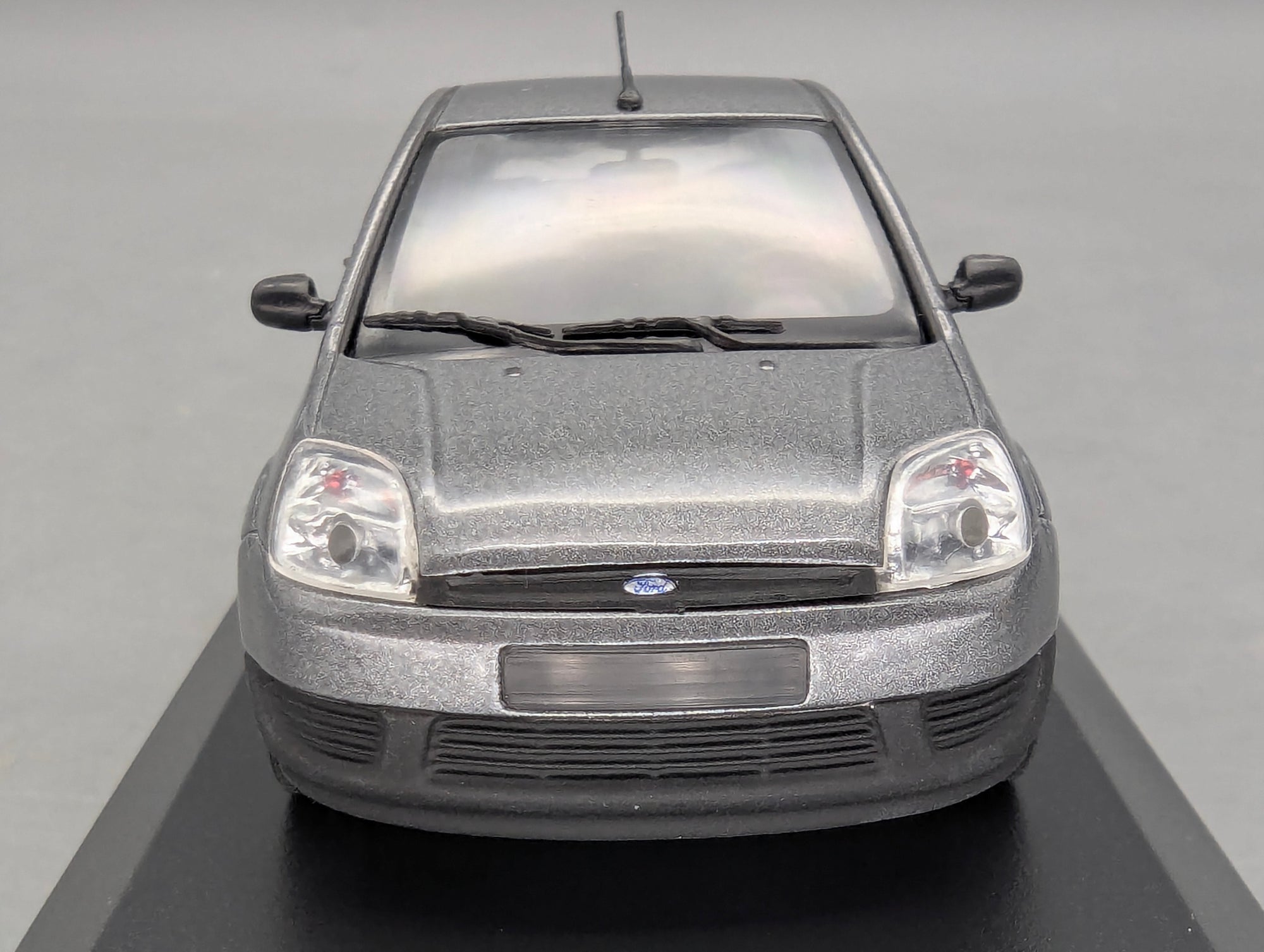 Modellautos 1:43 Minichamps Ford Fiesta Grau Metallic mit Dealer OVP