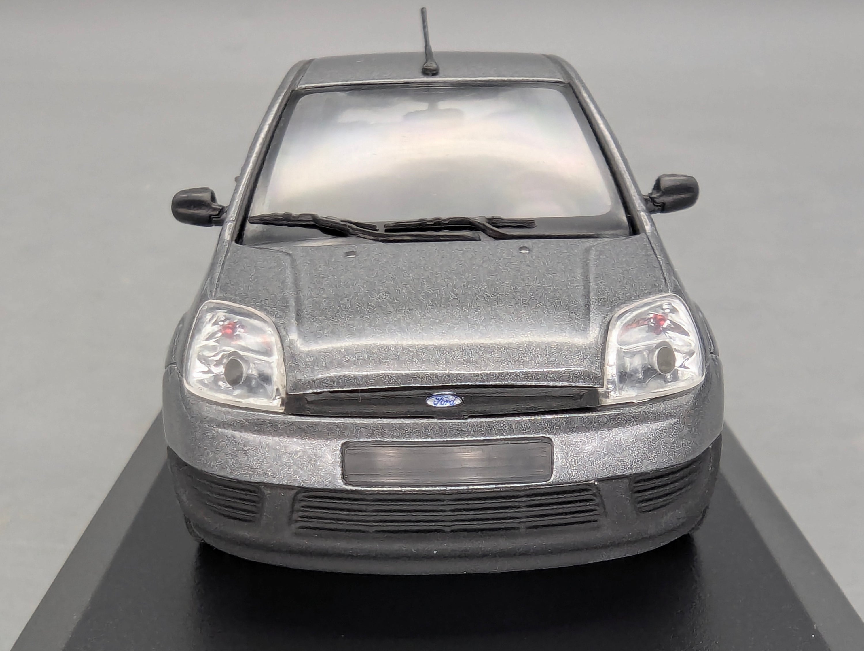 Modellautos 1:43 Minichamps Ford Fiesta Grau Metallic mit Dealer OVP