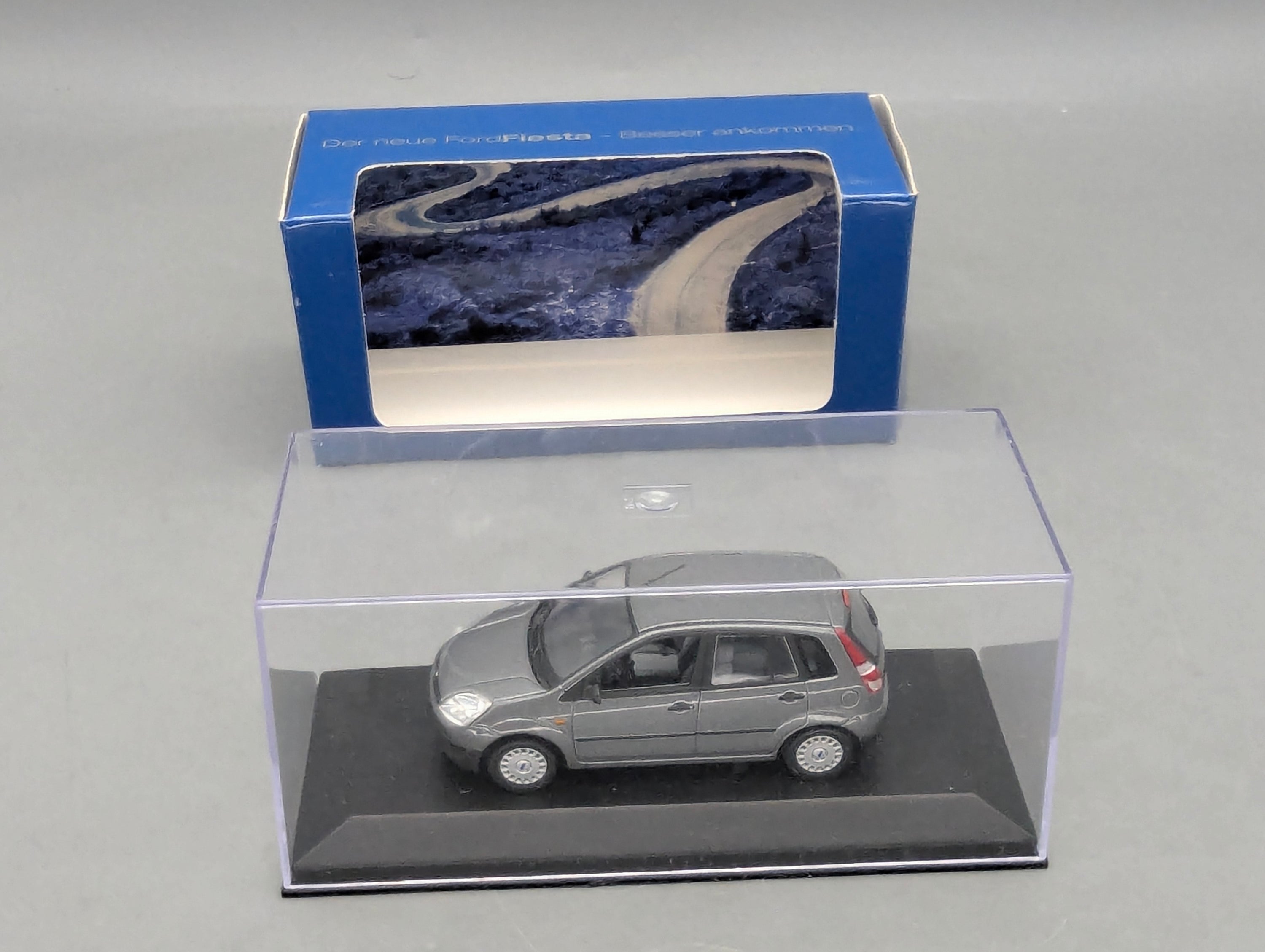 Modellautos 1:43 Minichamps Ford Fiesta Grau Metallic mit Dealer OVP